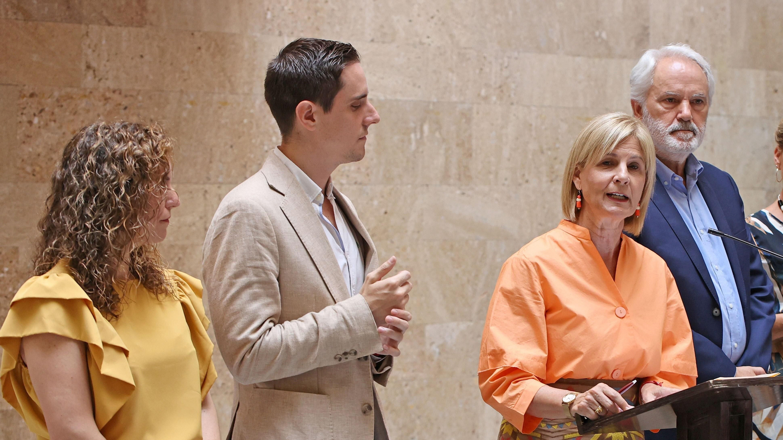 La alcaldesa, con parte de su gobierno, durante una rueda de prensa. La alcaldesa, con parte de su gobierno, durante una rueda de prensa.