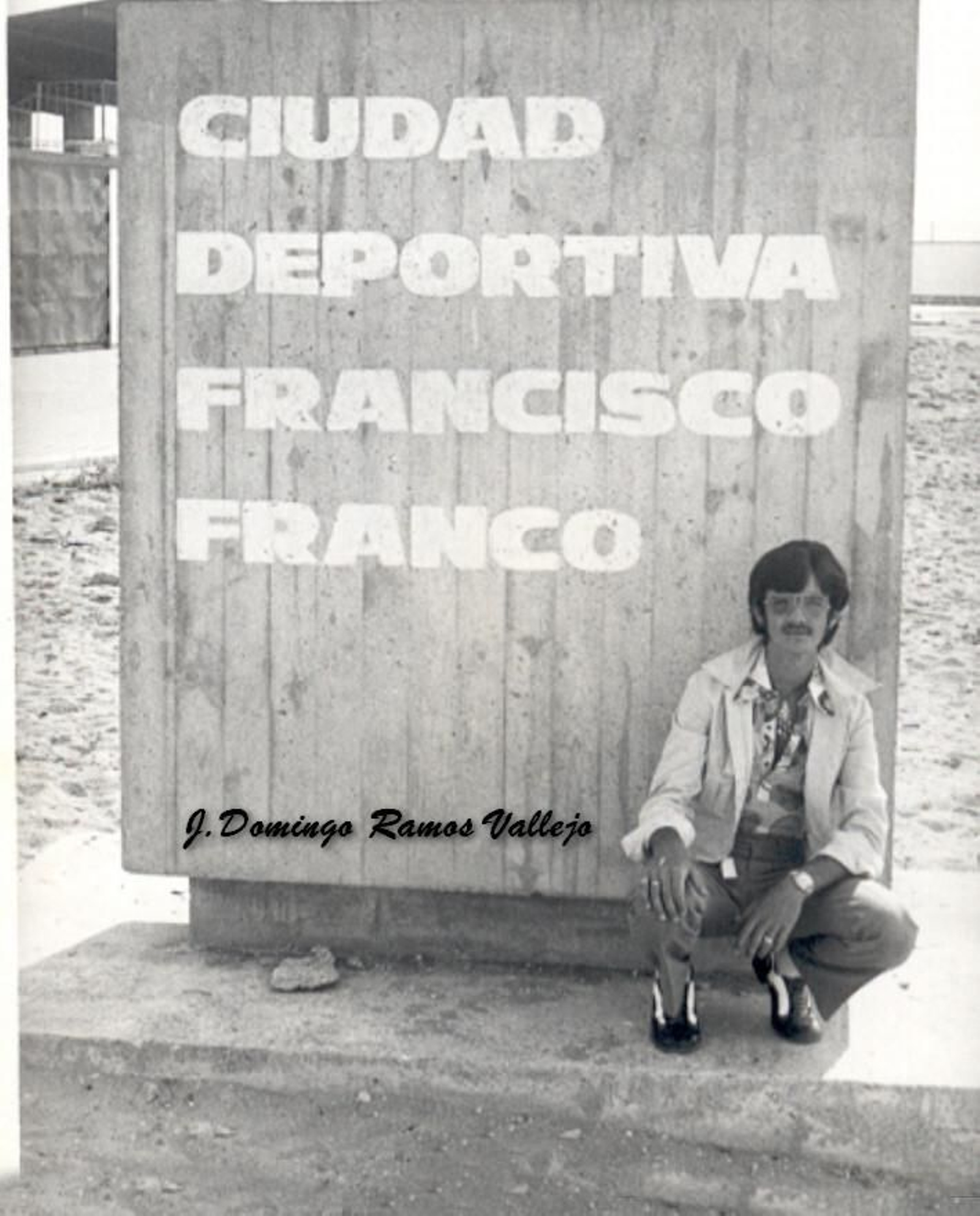 Monolito en la Ciudad Deportiva.