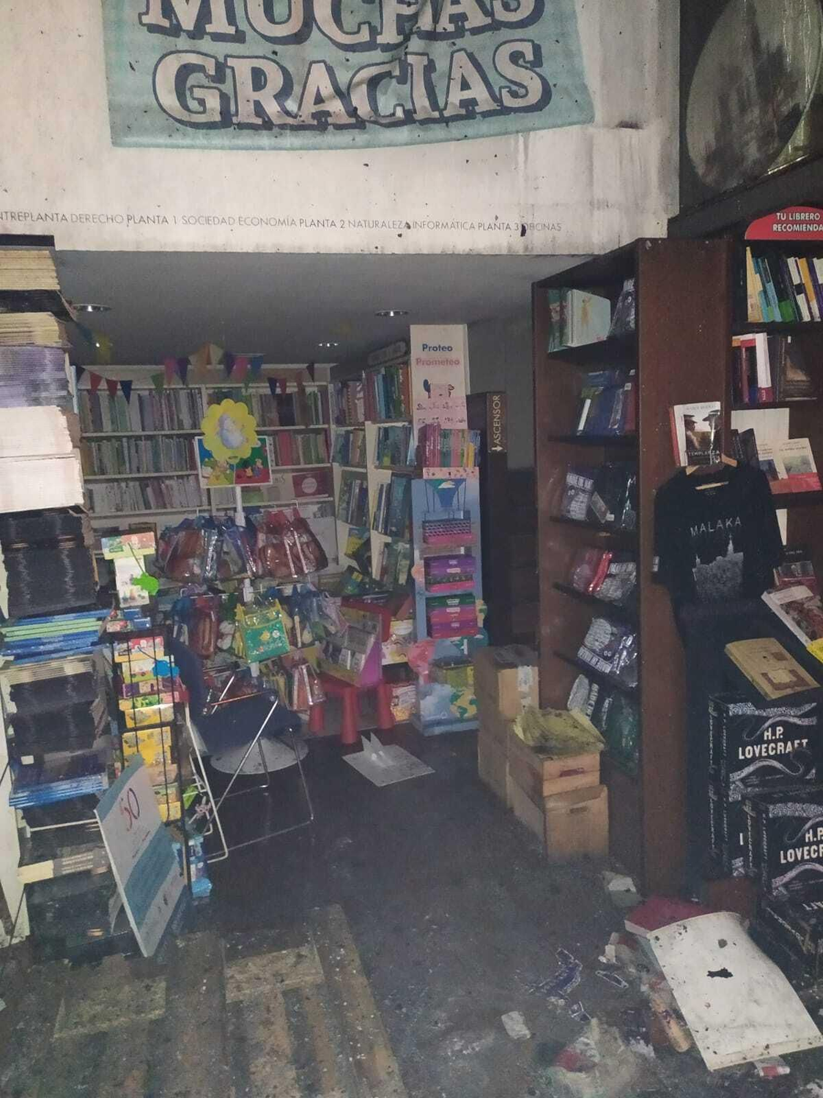 Las fotos de la librería Proteo de Málaga tras el incendio