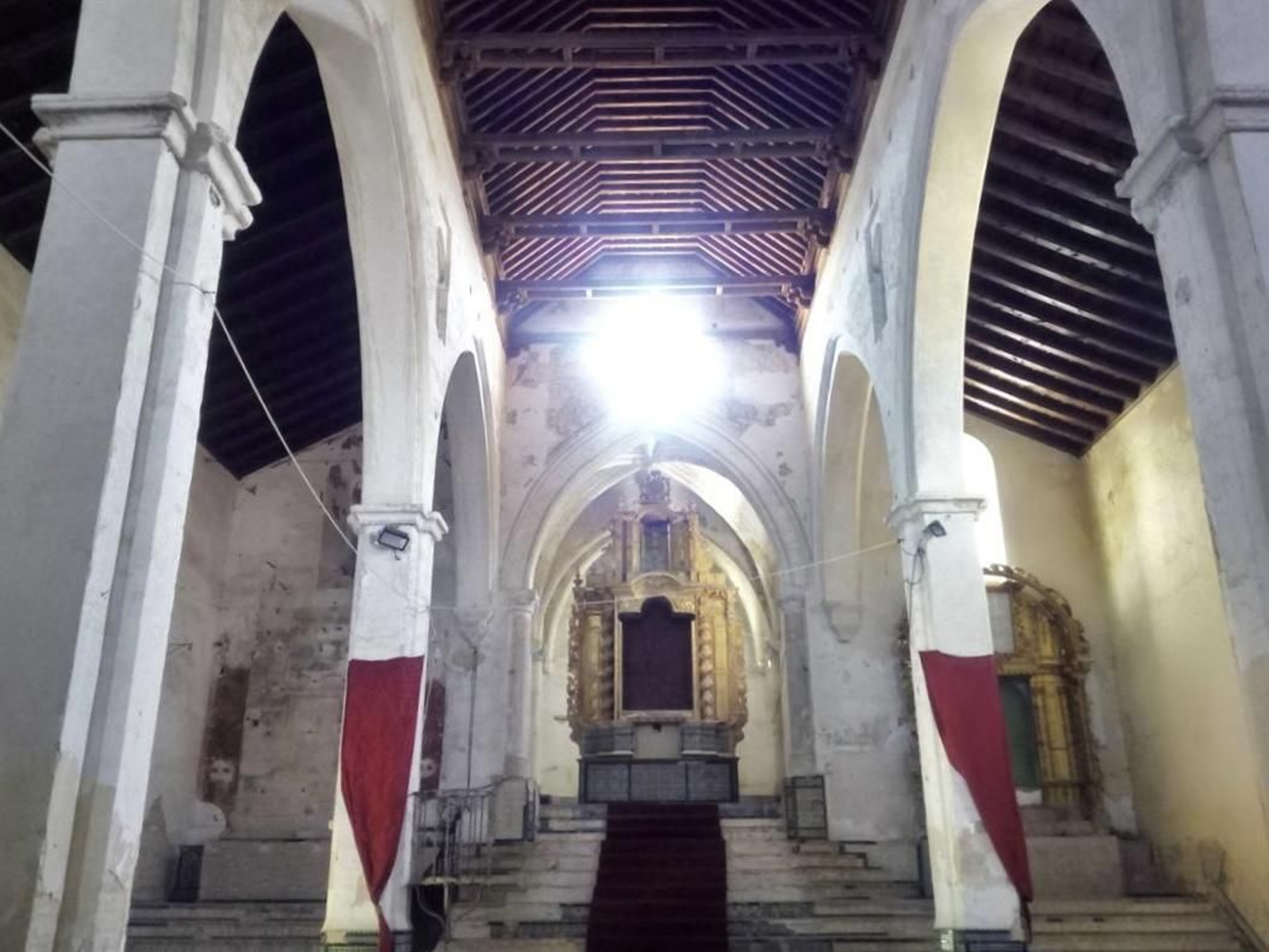 EL interior de la iglesia de San Pedro de Sanlúcar la Mayor con su inusual presbiterio.