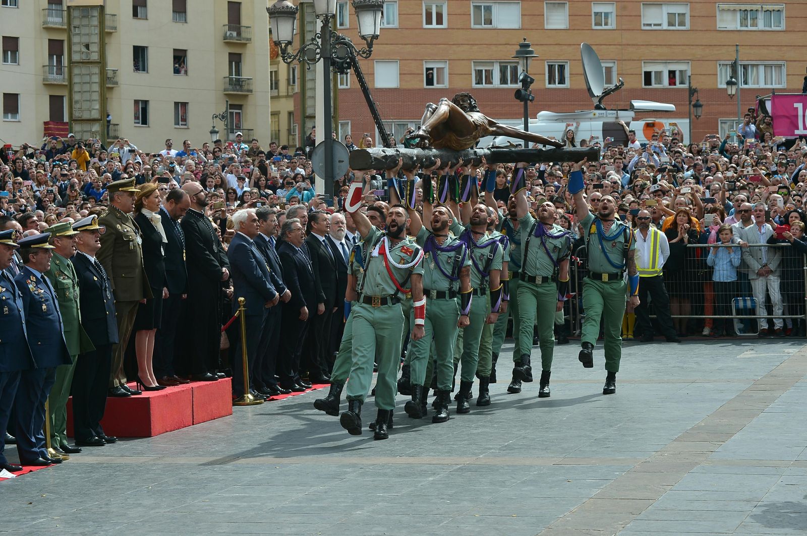 Legionarios trasladan al Cristo de la Buena Muerte, ayer, en la plaza de Fray Alonso de Santo Tomás.