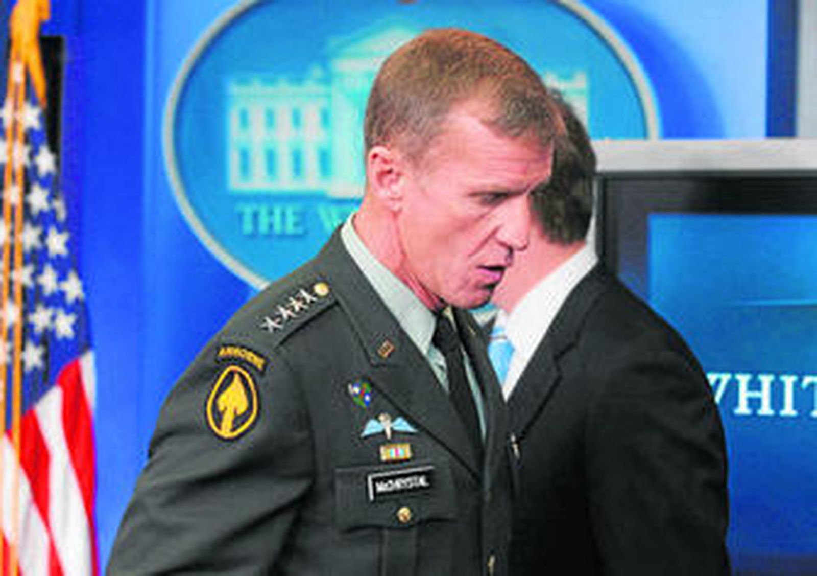 El general Stanley McChrystal camina frente al secretario de prensa de la Casa Blanca, Robert Gibbs, en una imagen de archivo.