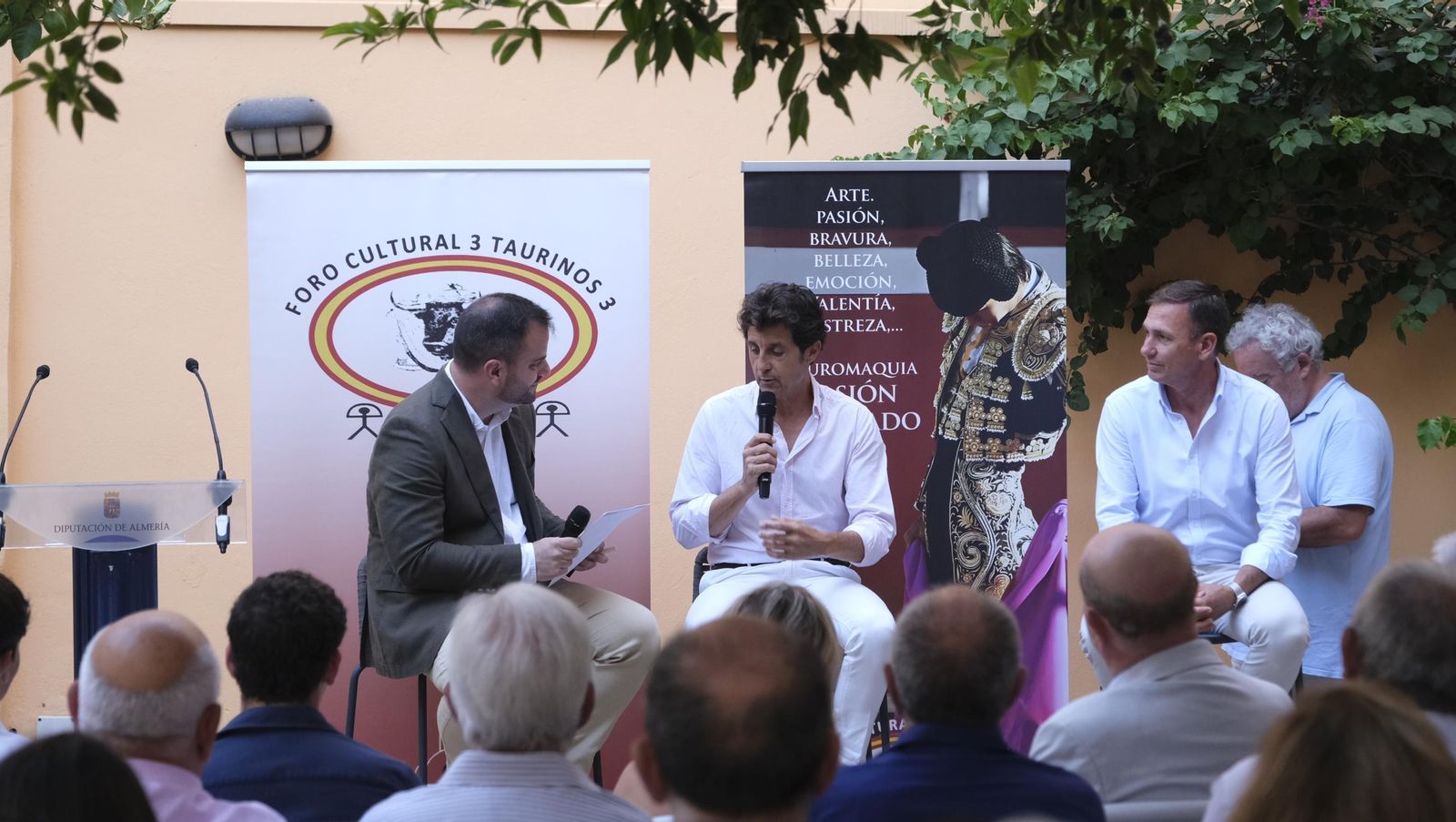 Conferencia del Foro Cultural 3 Taurinos 3, en imágenes