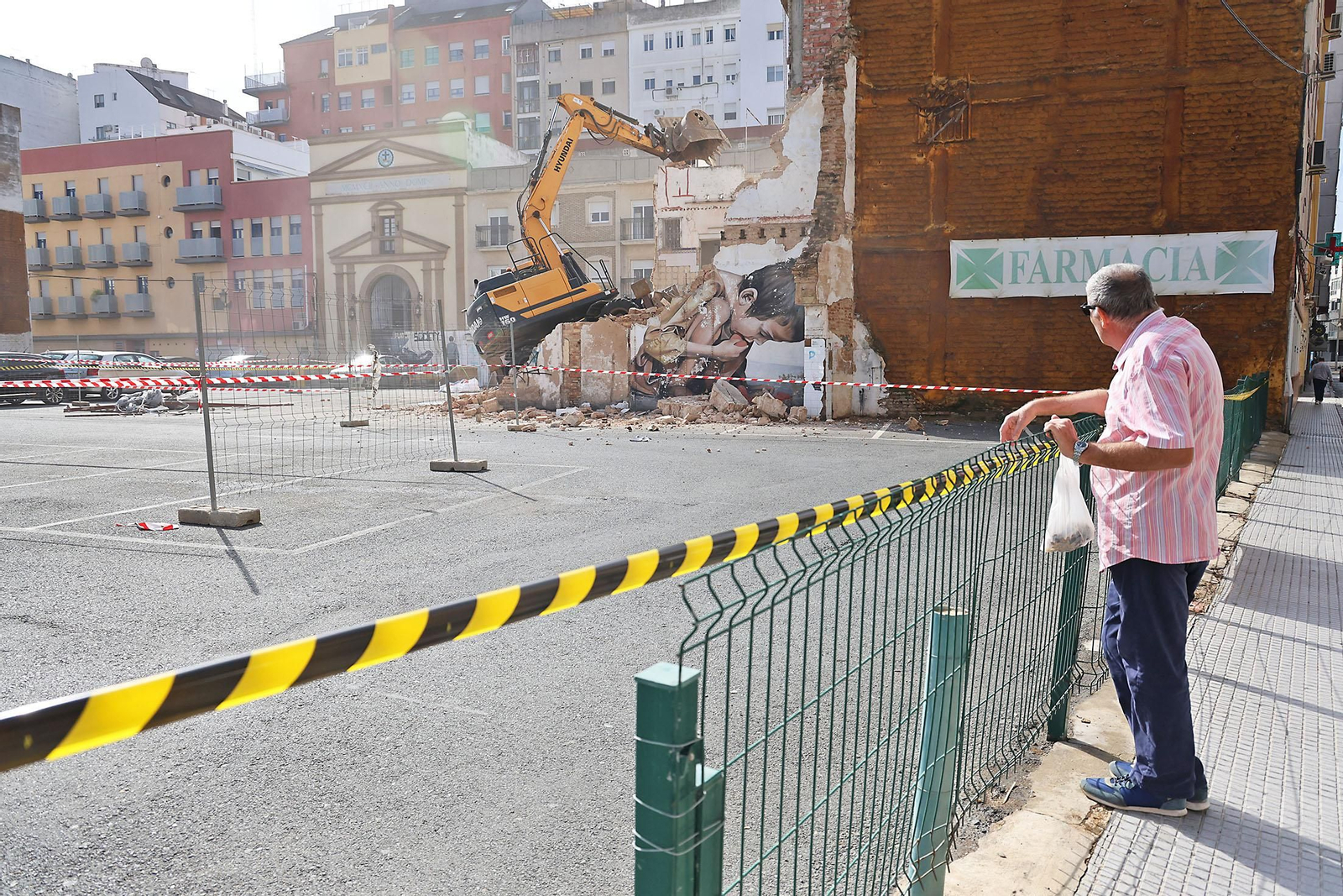 Imágenes del derribo de la calle Jesús del Calvario con el grafiti de Pure Love de Manomatic