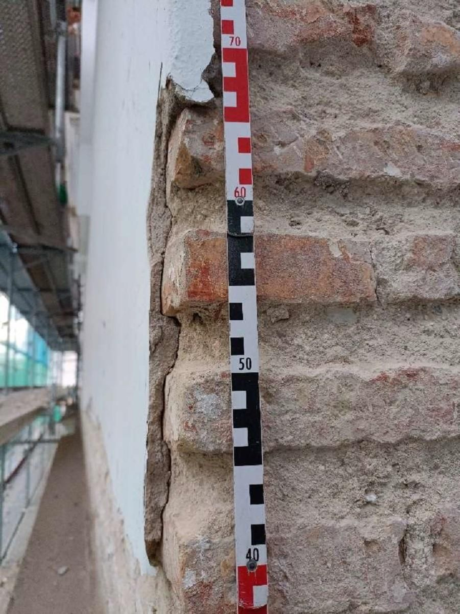 Detalle de la esquina de Jesús del Gran Poder con Las Cortes en el que se aprecia el revoco de los años 60 sobre el paramento de ladrillo enjabelgado en almagra pero sin restos del llagueado original.