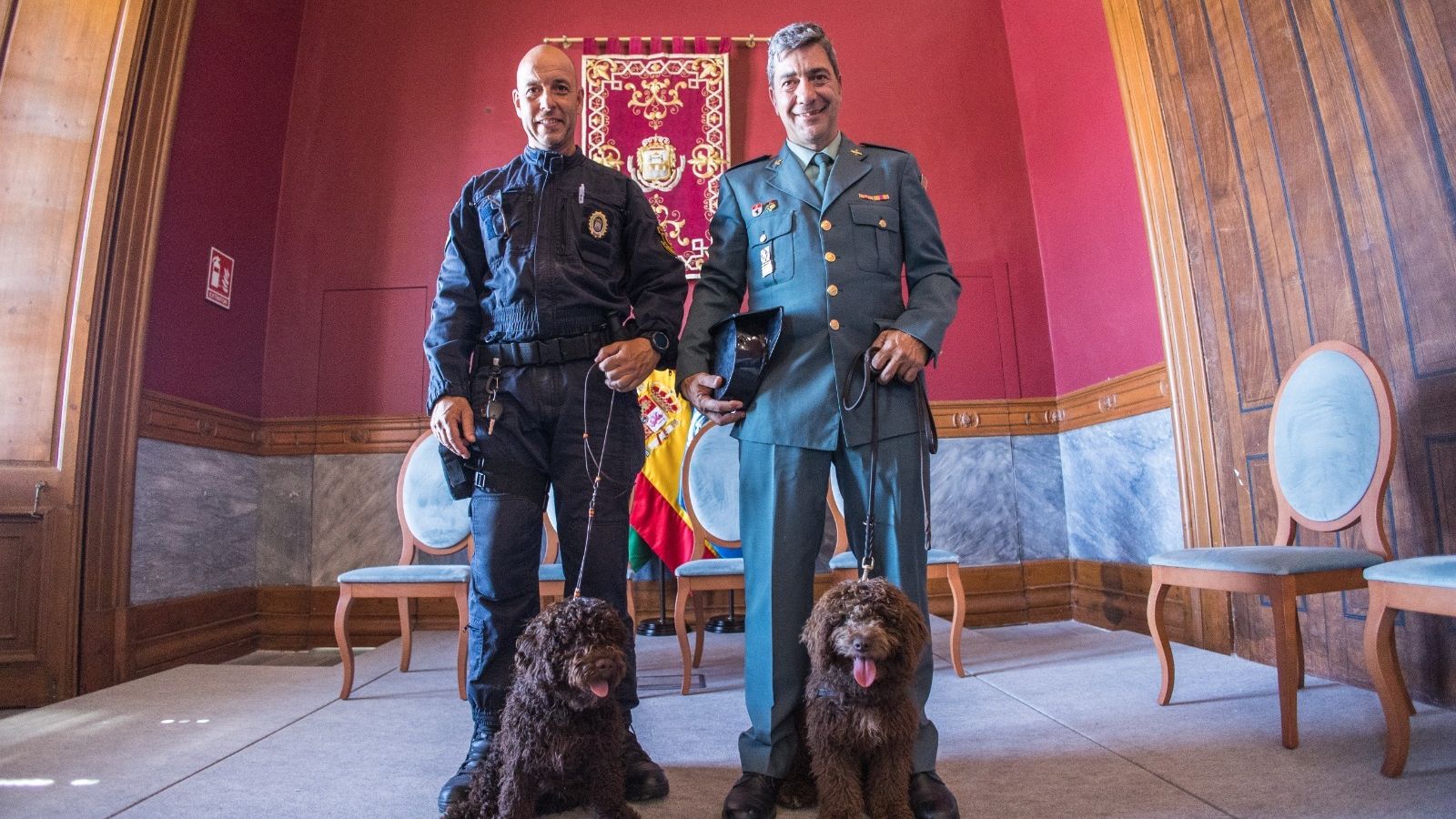 Joaquín Rodríguez Coronilla, responsable de la unidad canina de la Policía Local, y el guardia Civil David Ortega Fernández, con Elvis y Enzo.