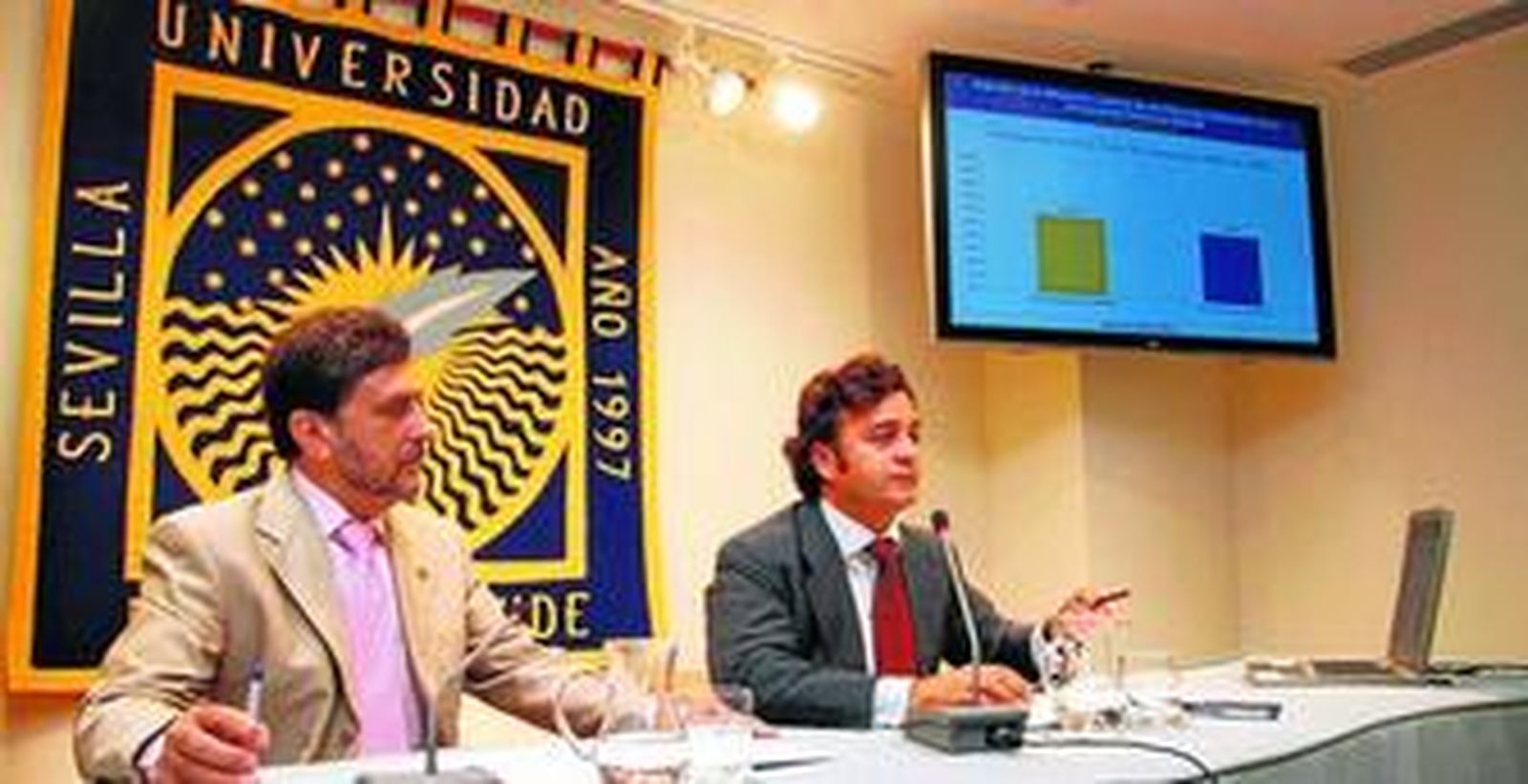 El rector de la UPO, Juan Jiménez, junto a Alejandro Cardenete, vicepresidente ejecutivo de Fundaciones Universidad Pablo de Olavide, ayer.