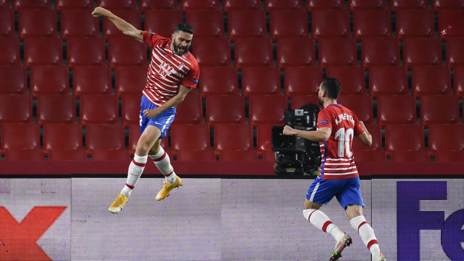 Molina celebra con un salto su gol ante el Molde.