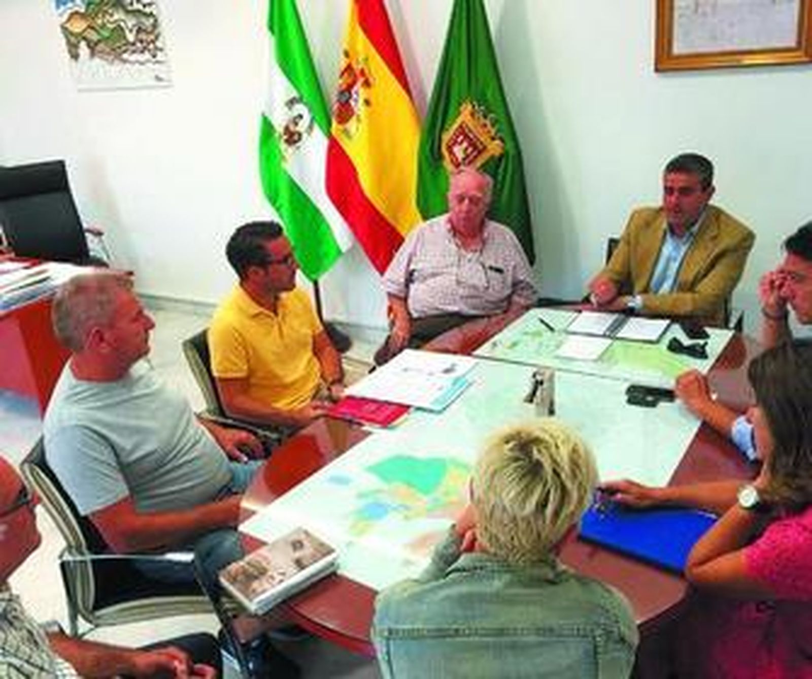 El alcalde de Vejer presidió este encuentro con los familiares de Juan Flor, que mantenía la antigua calera.