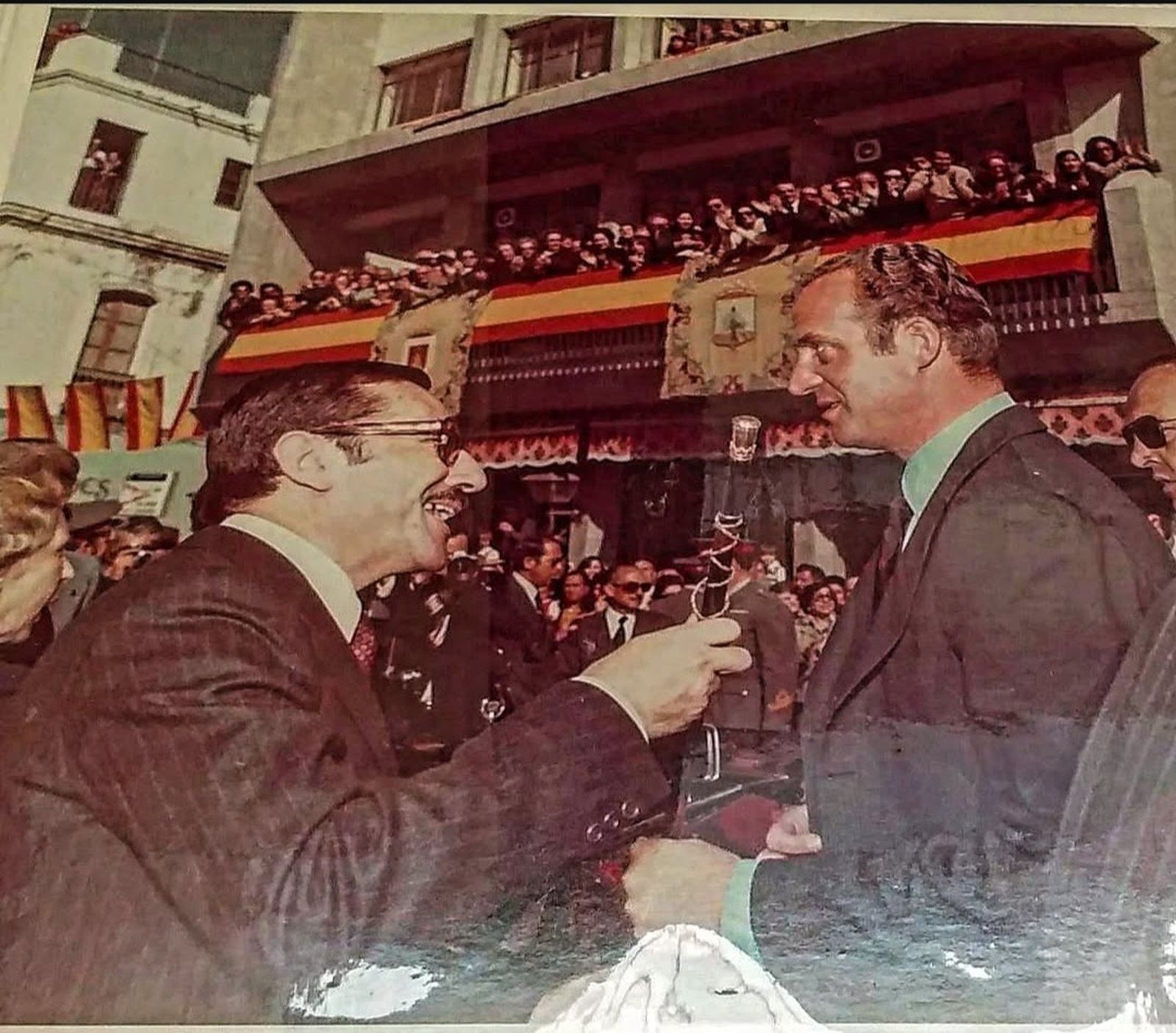 José Ángel Cadelo Rivera, ofreciendo al rey Juan Carlos I la vara de alcalde.