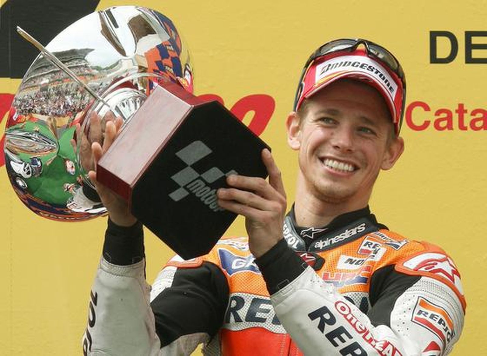 Stoner hace valer el poderío de su moto y se lleva el Gran Premio de Cataluña. / EFE