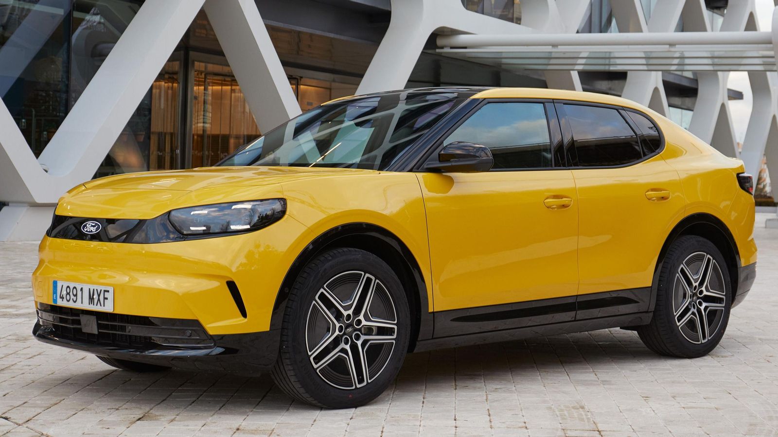 Las llantas de 20" son el principal elemento, junto a los faros matriciales, que distinguen al acabado Premium, siempre unos 3.000 euros más costoso con cualquier configuración de sistema de propulsión, que el básico.