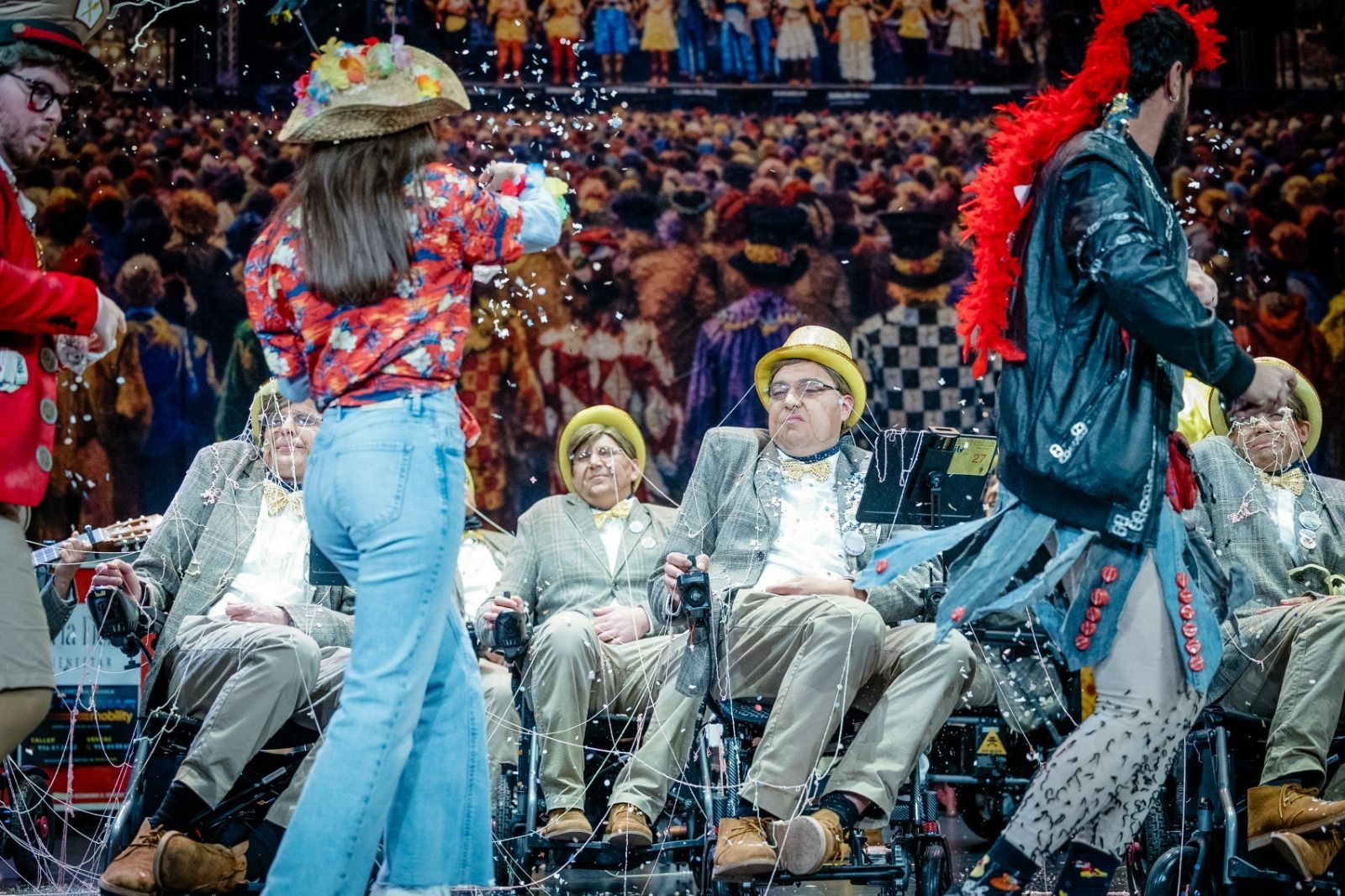 'Una chirigota en teoría' en la final, con Paco Aragón y Miguel Llull en el escenario.