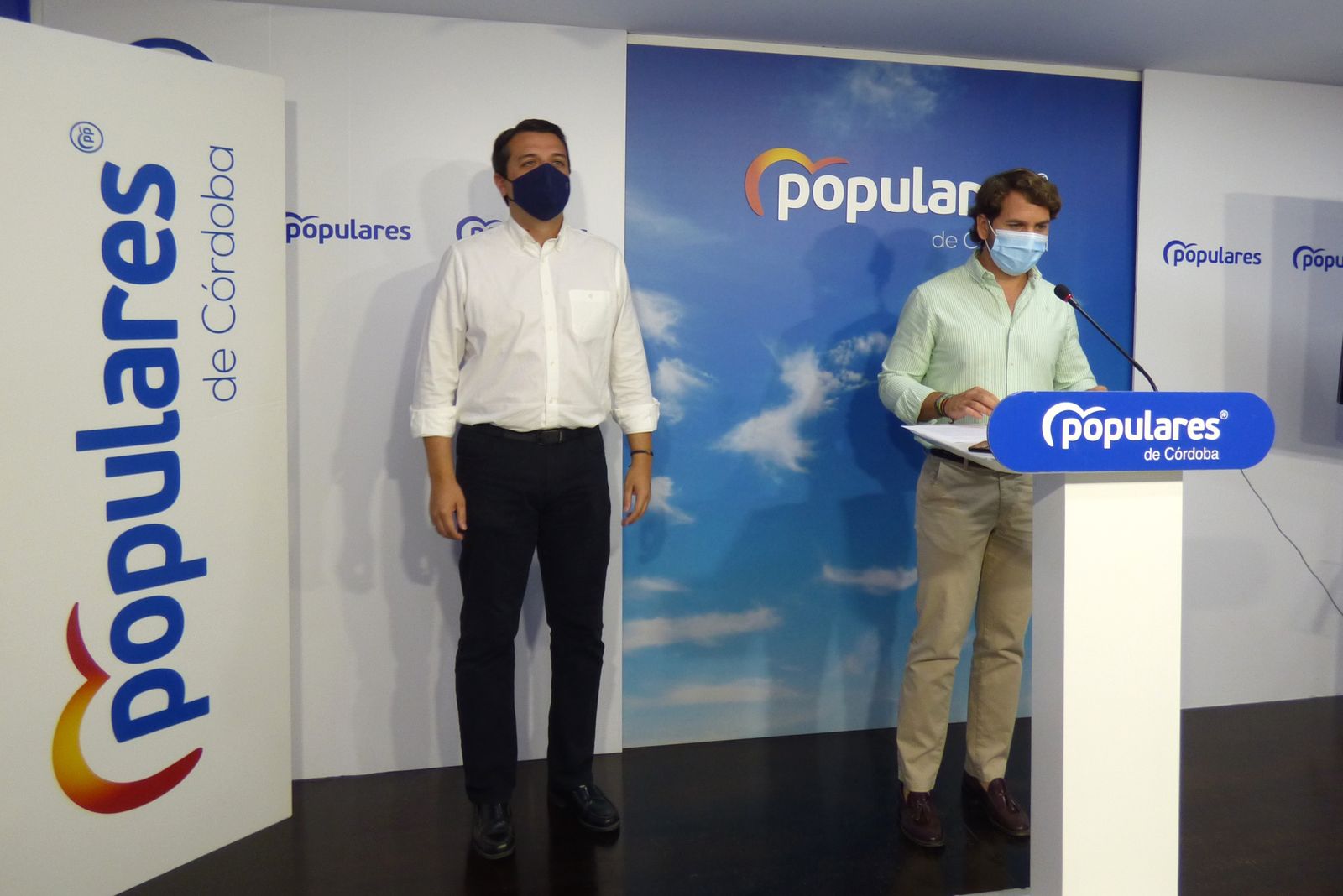 José María Bellido y Fernando Priego, durante la rueda de prensa en la sede popular.