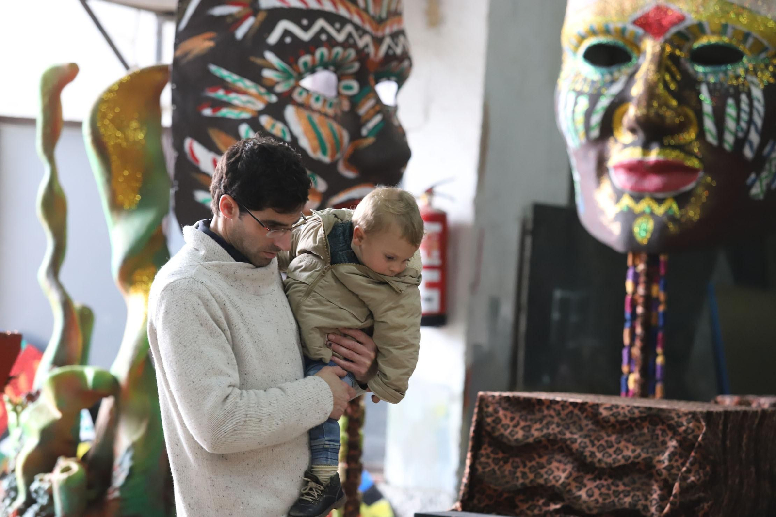 Imágenes de los preparativos de las carrozas de sus Majestades los Reyes Magos