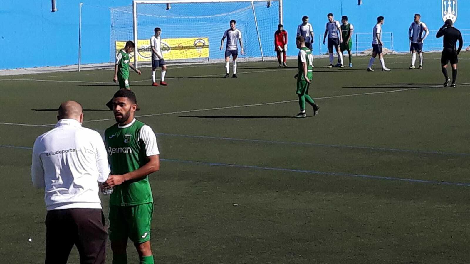 Diego Galiano da instrucciones al brasileño Joao, que ha debutado frente al Alcalá.