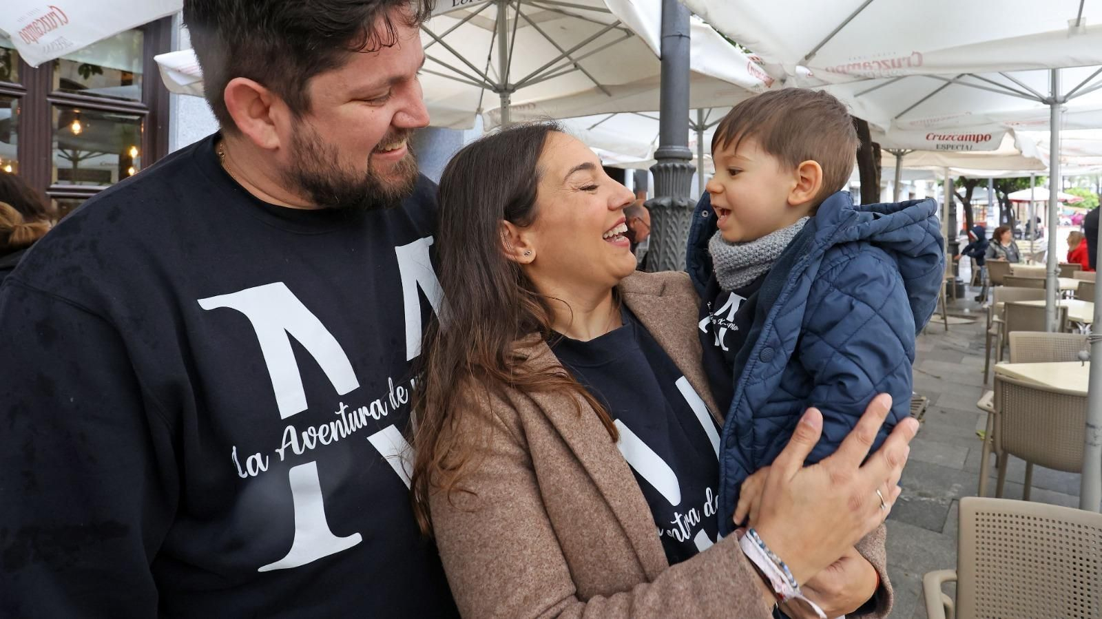 Martín y sus padres Rocío y Eduardo.