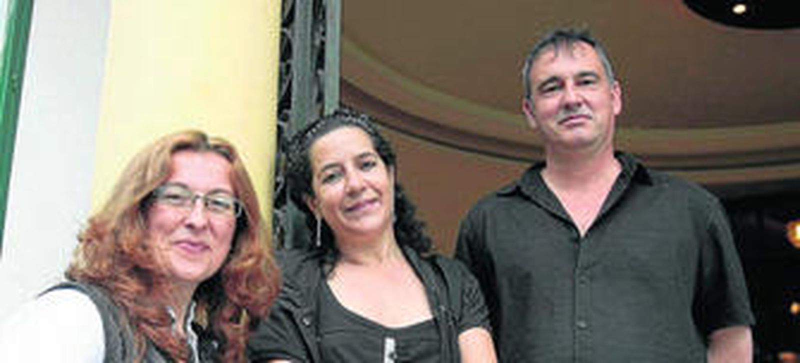 Helena Pimenta, en el centro, con los actores Pepa Pedroche y José Tomé, en la puerta del Lope.