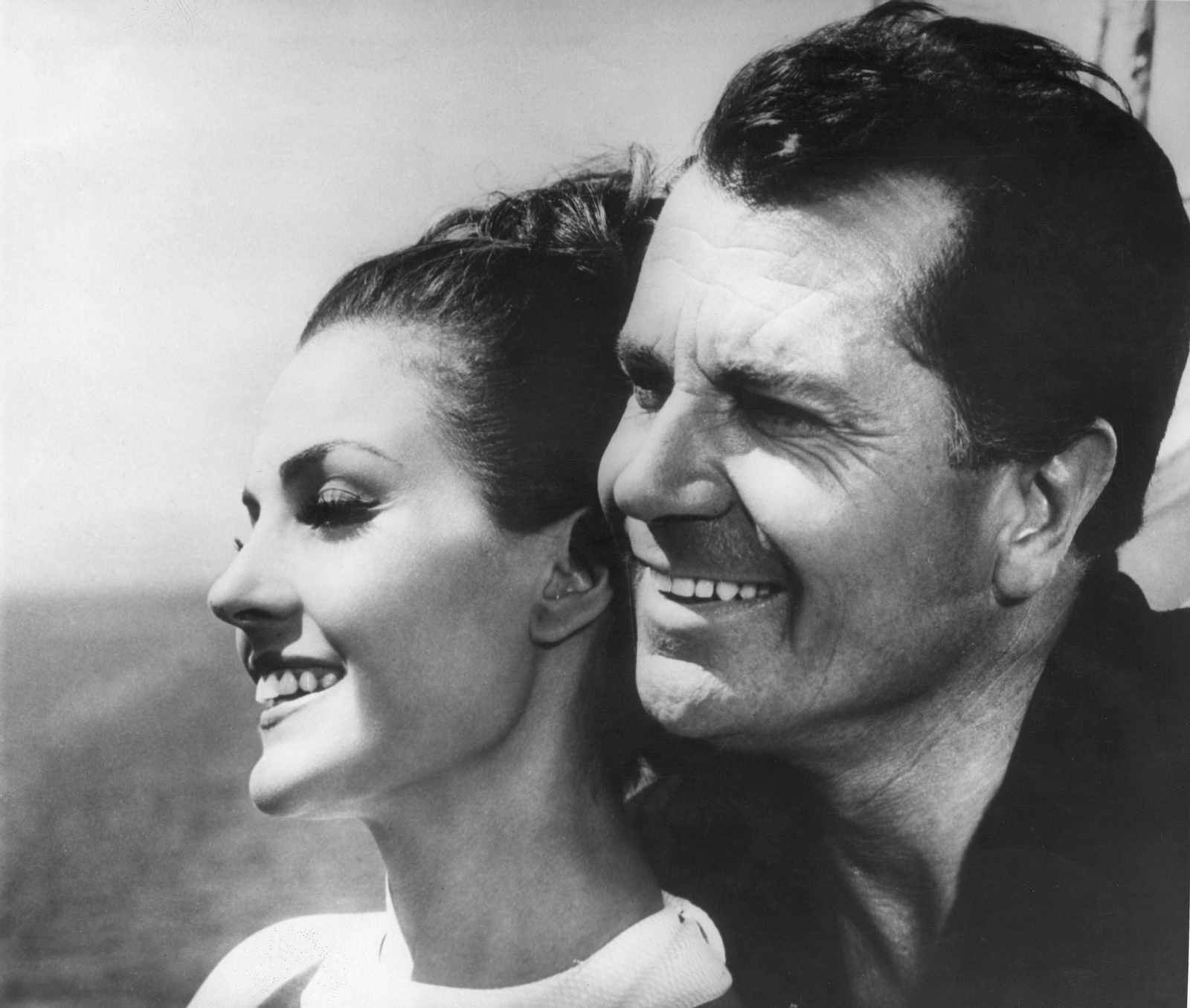 Carmen Sevilla  con el actor italiano Gabriel Ferghetti durante el rodaje de la película 'Crucero de verano'