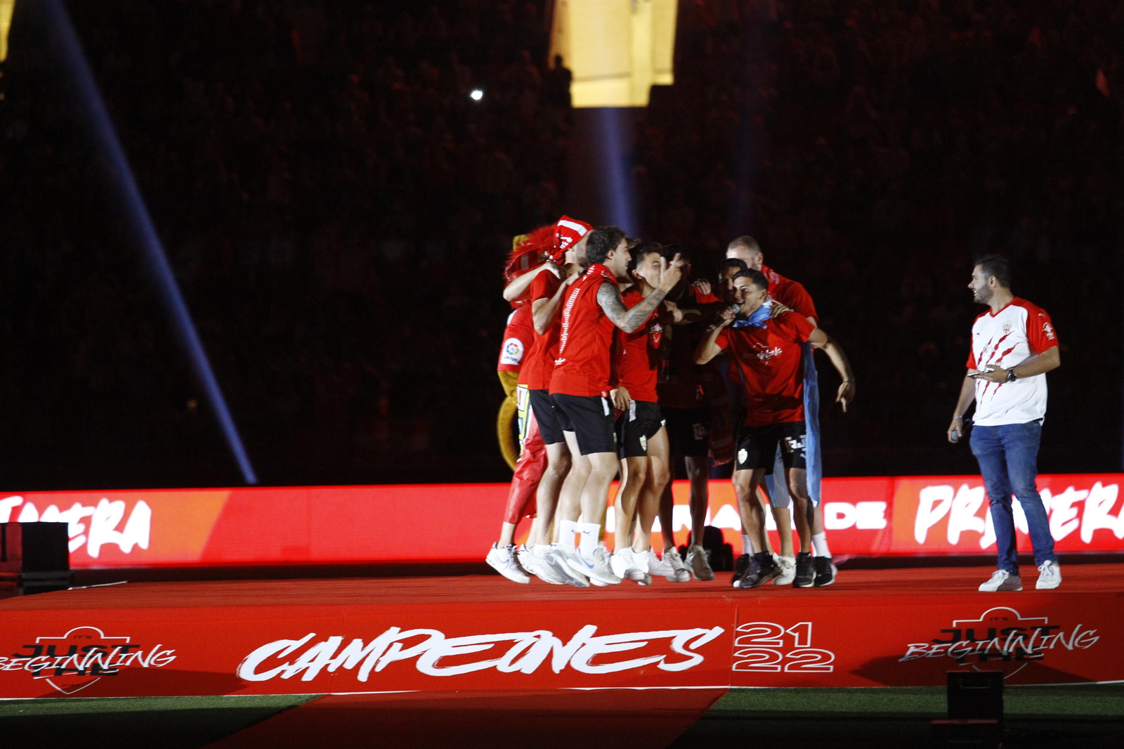 Las imágenes de la fiesta del ascenso de la U.D. Almería en el Estadio Mediterráneo.