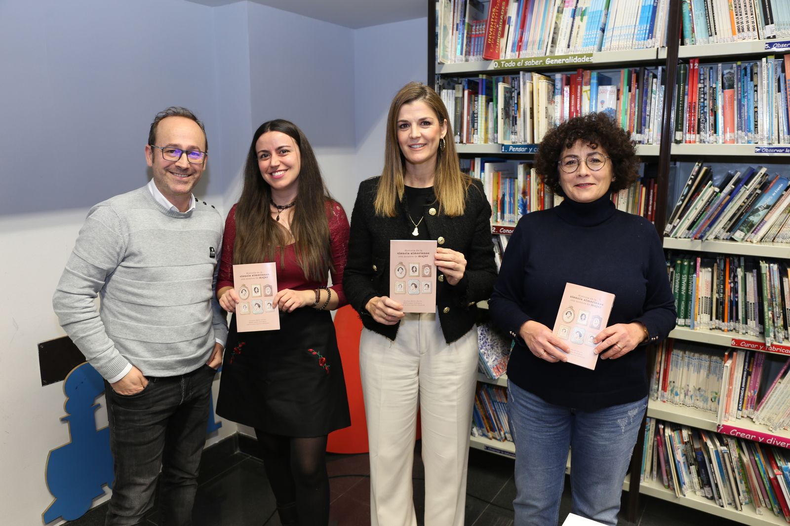 La edil Delia Mira, en el centro, presentó el libro.