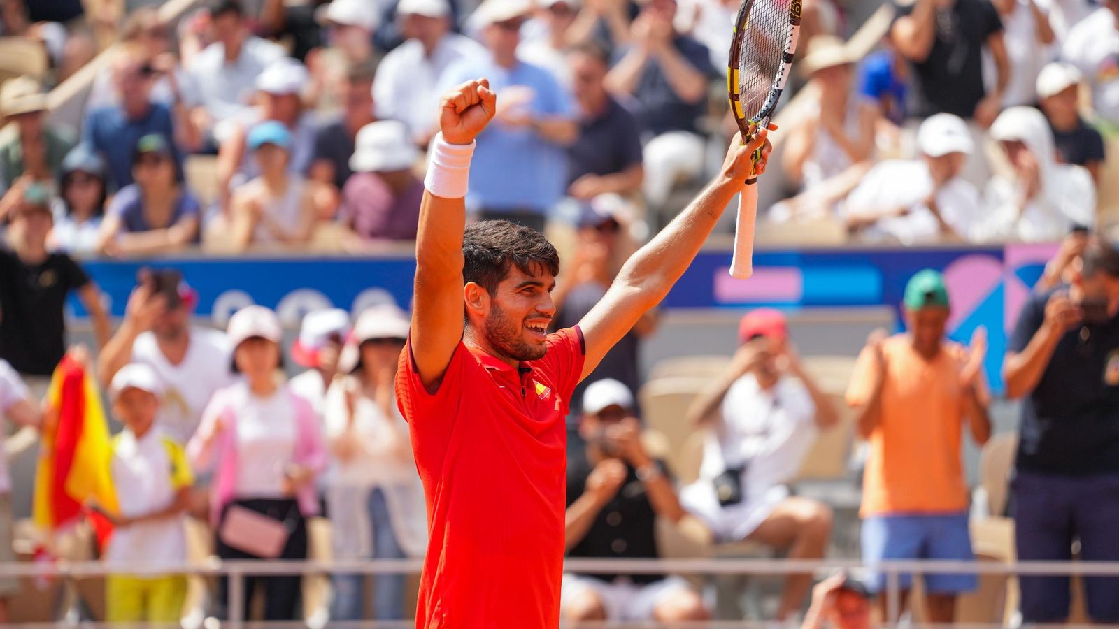 Carlos Alcaraz celebra su victoria en París.