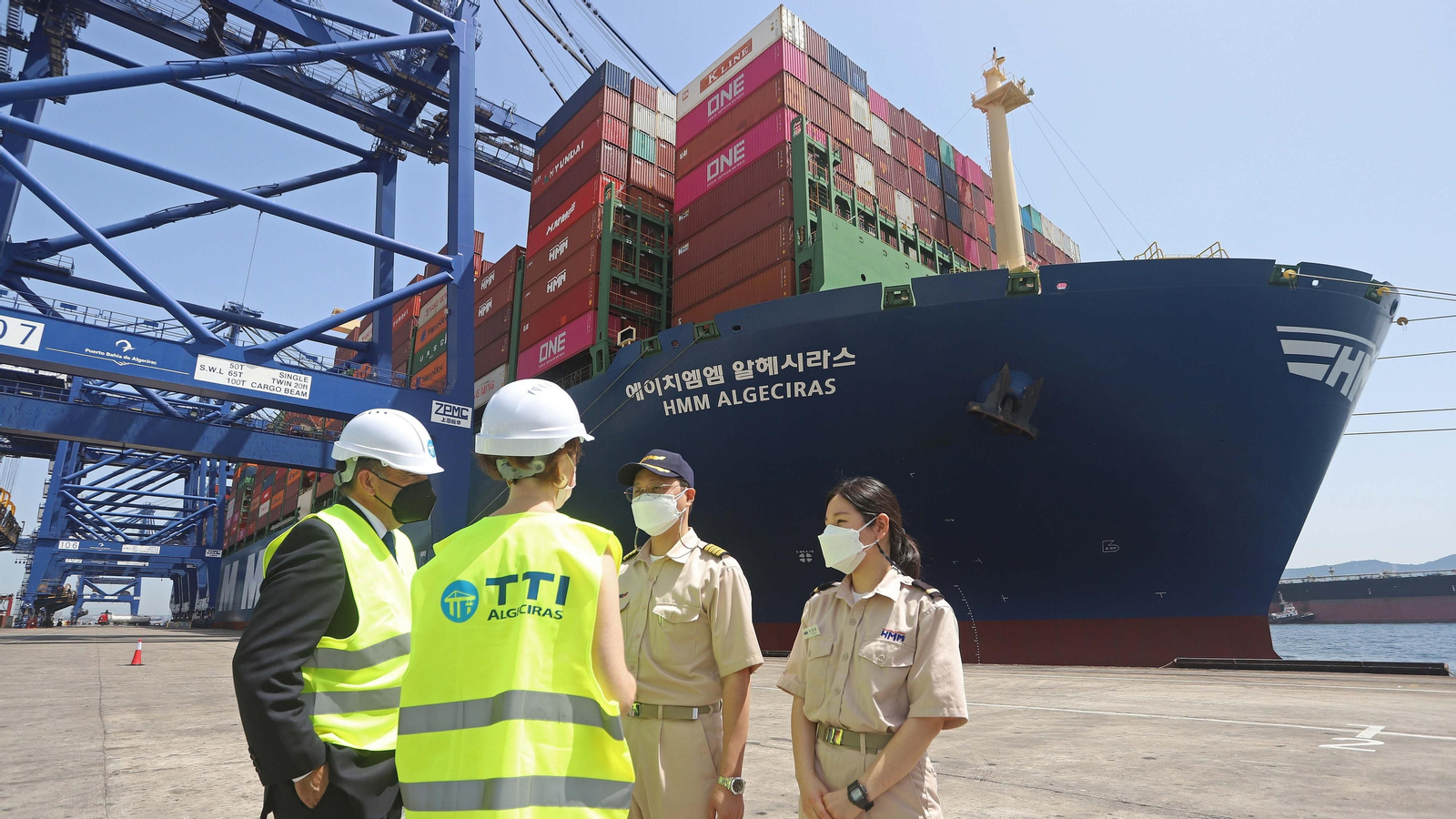 Fotos de la llegada del HMM Algeciras a TTIA