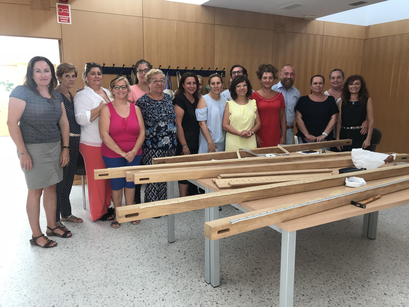 Las participantes en el curso posan con José Antonio Moreno y Carmen Collado.