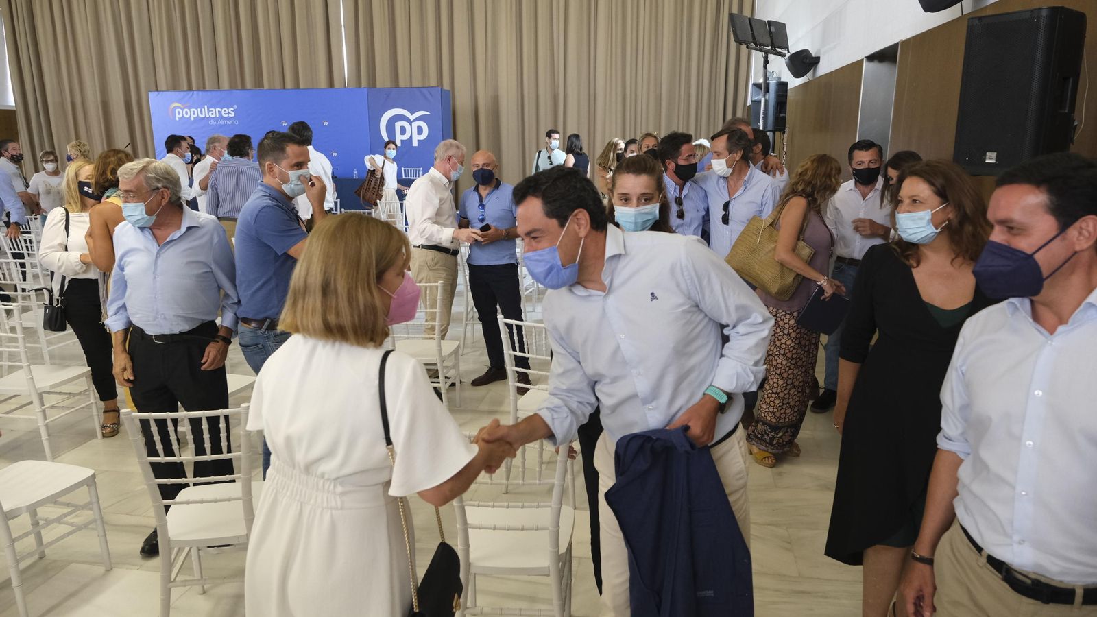Juanma Moreno, presidente de la Junta de Andalucía y del PP-A, saluda a los asistentes a la junta directiva del PP de Almería.