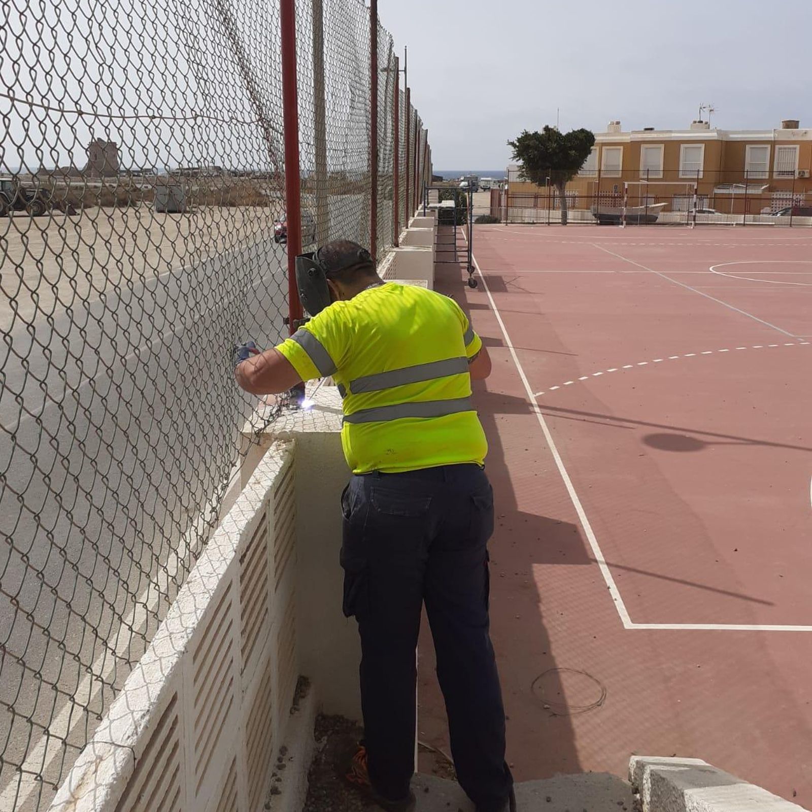 Arreglo del vallado en el CEIP de Cabo de Gata.