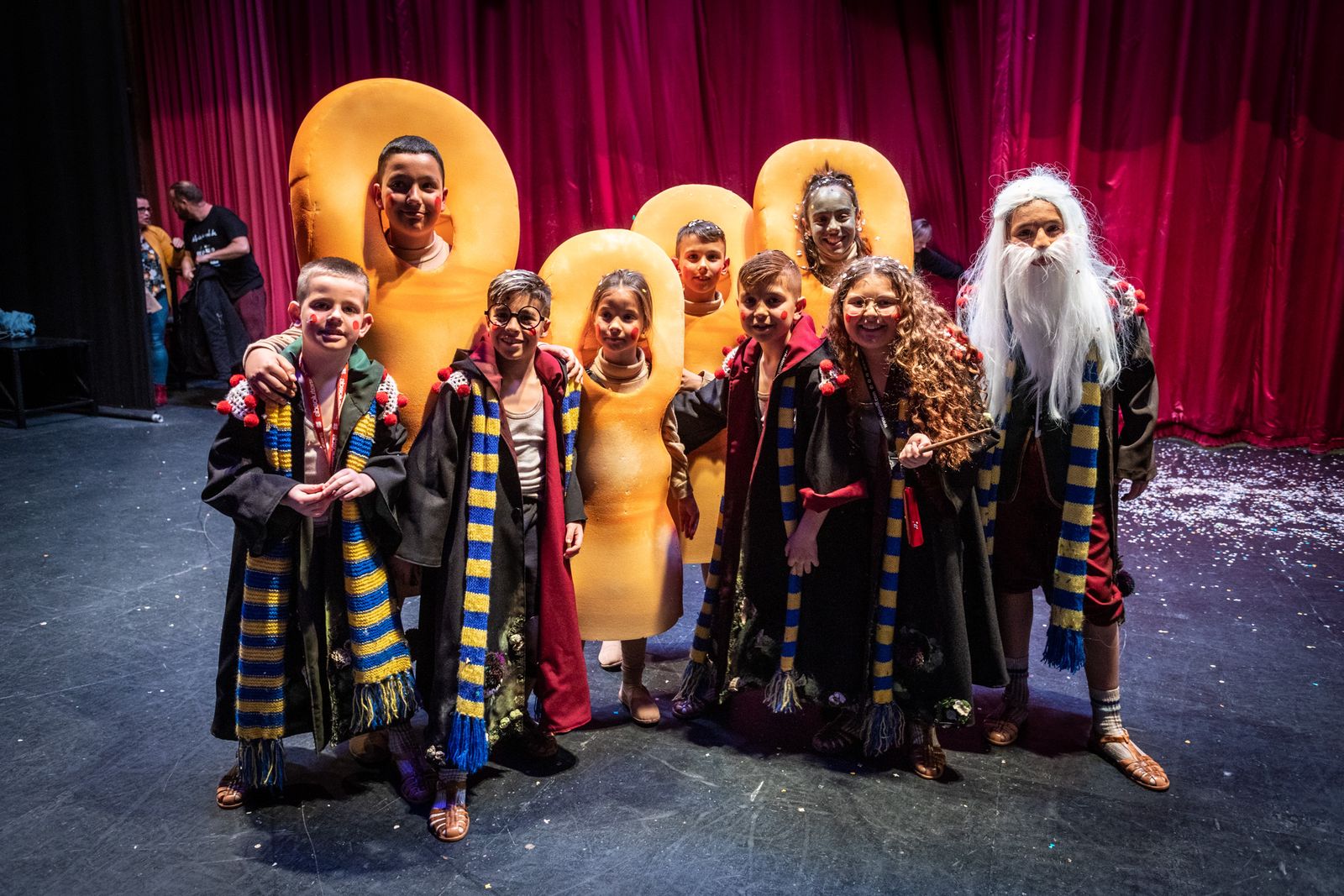 Los componentes de los dos cuartetos infantiles sobre las tablas del Falla.