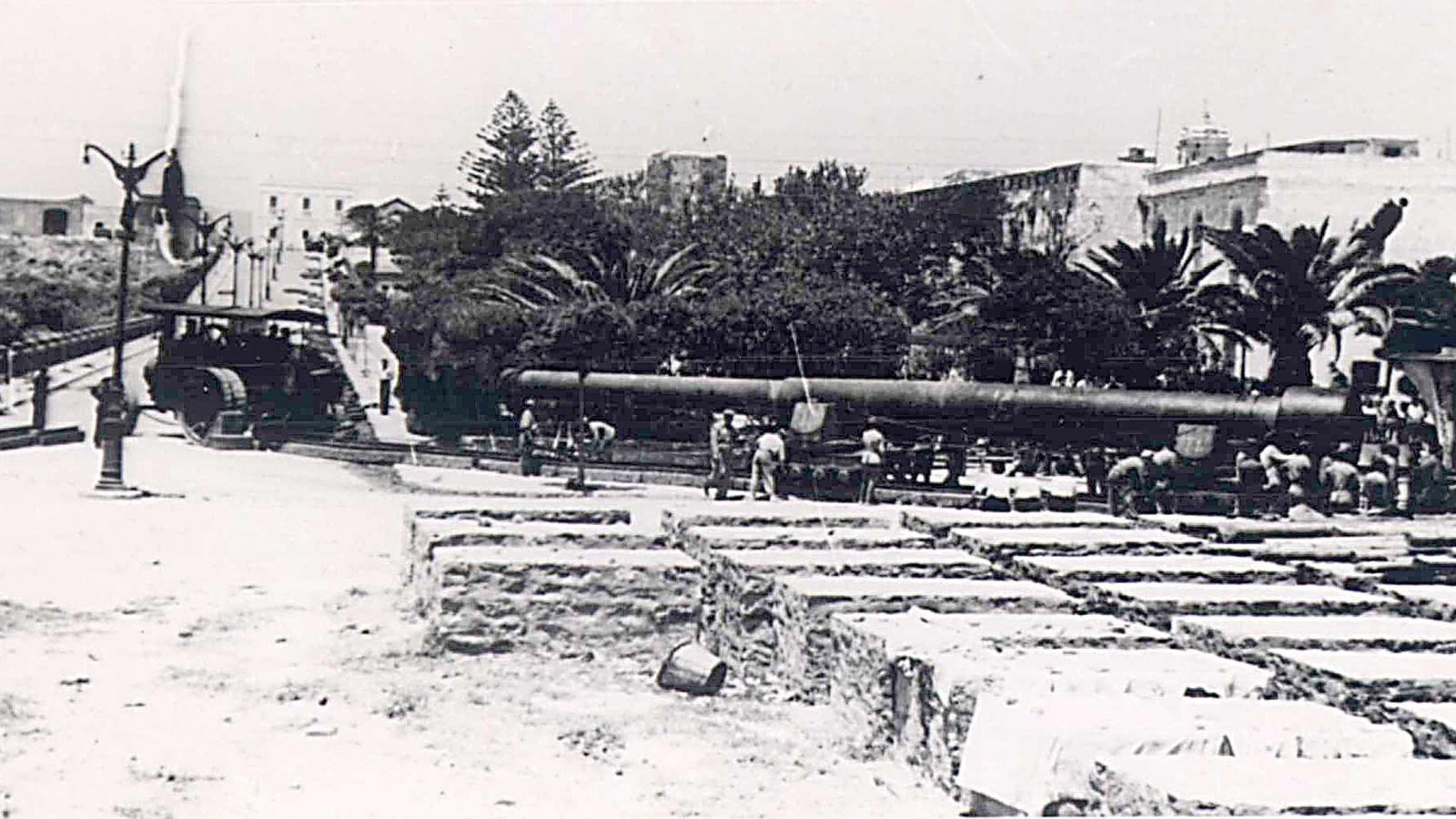 Prisioneros transportando los cañones de Paloma alta