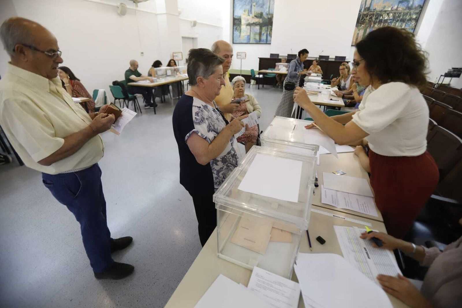 Cerca del 40% de los ciudadanos ha votado en Huelva antes de las 14:00
