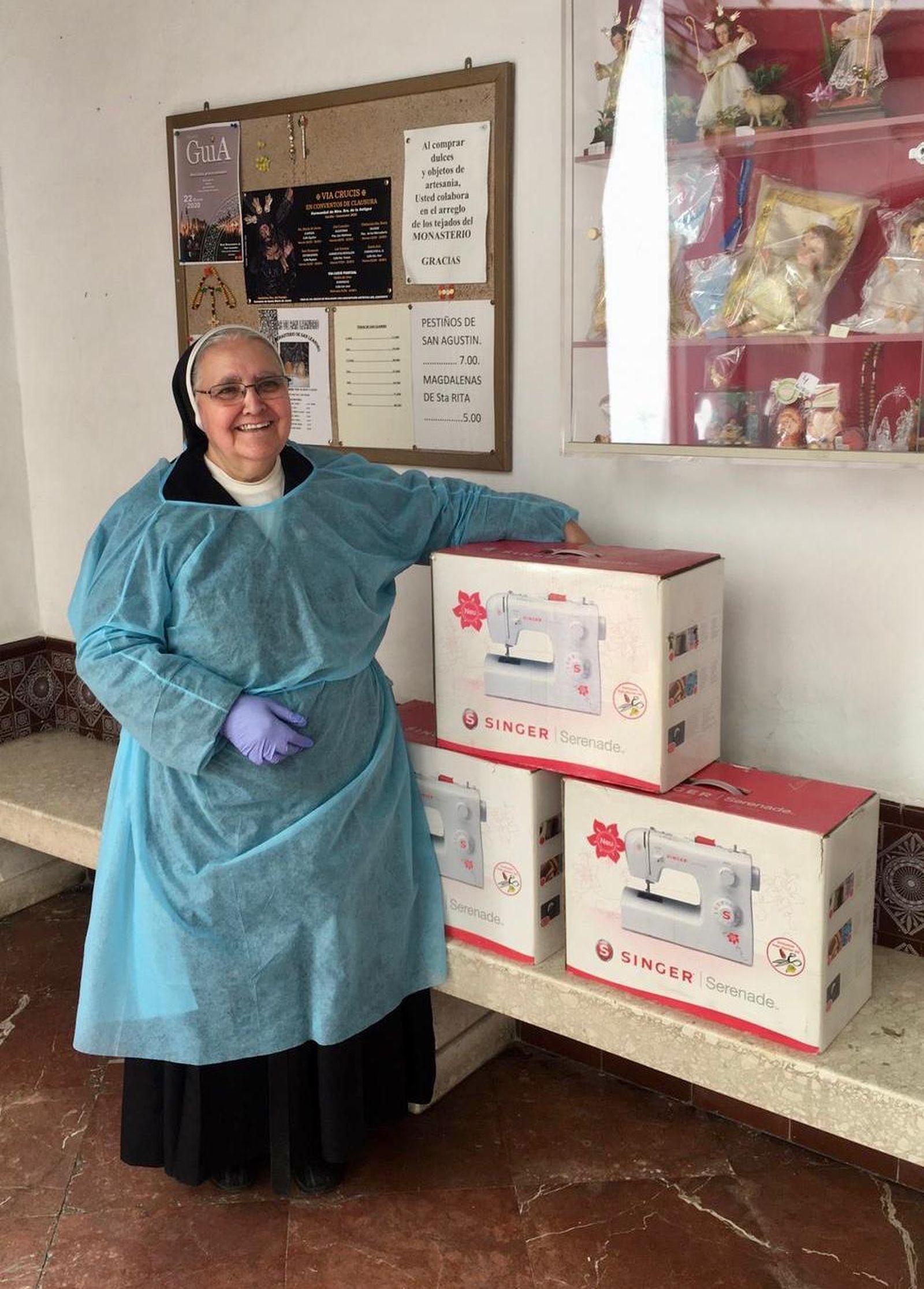 El gran gesto de los costaleros de las Aguas con las monjas de San Leandro que fabrican mascarillas.