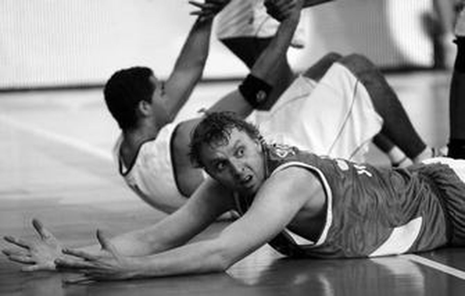 Savanovic se lamenta en el suelo tras una acción del partido.