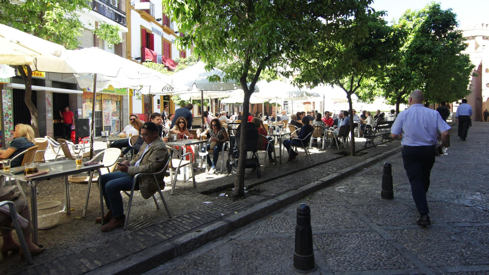 Un grupo de personas en un bar del centro de Sevilla, en una imagen de archivo