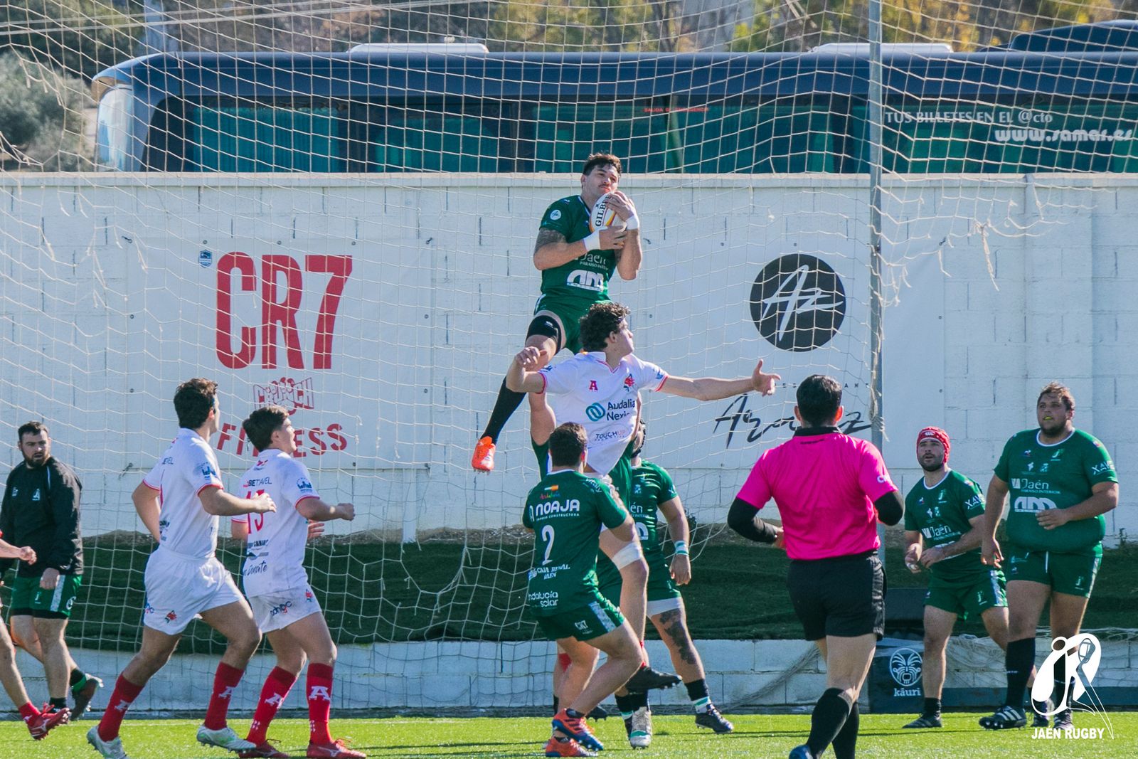 Agustín Arburua recepciona un balón ante la presión rival.