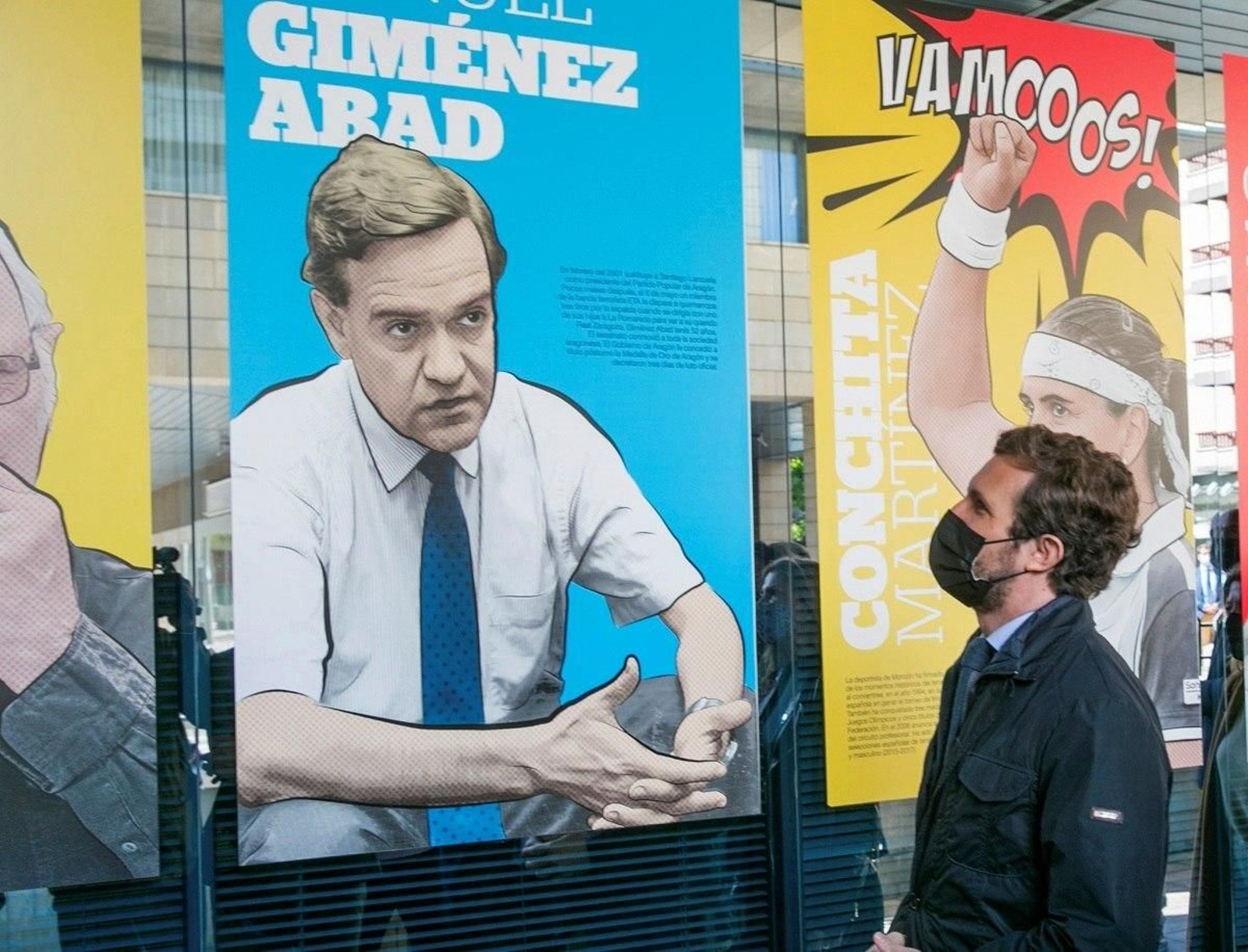 El presidente del PP, Pablo Casado, contempla un cartel con la imagen de Manuel Giménez Abad tras depositar un ramo de flores, este viernes, en la placa donde fue asesinado hace 20 años por ETA en Zaragoza.