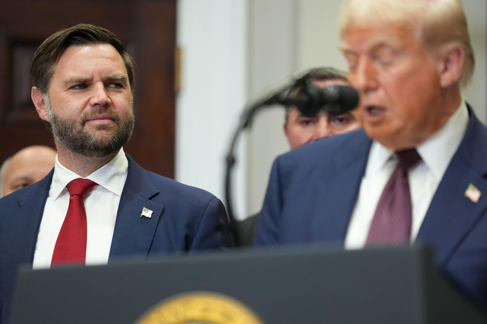 El vicepresidente de Estados Unidos, JD Vance, observa a Trump durante un acto en la Casa Blanca.
