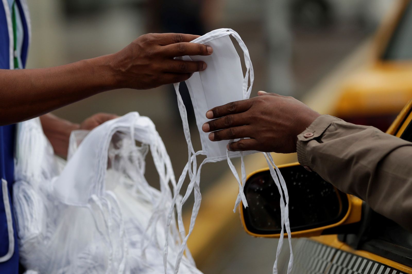 Una persona saca mascarillas de una bolsa