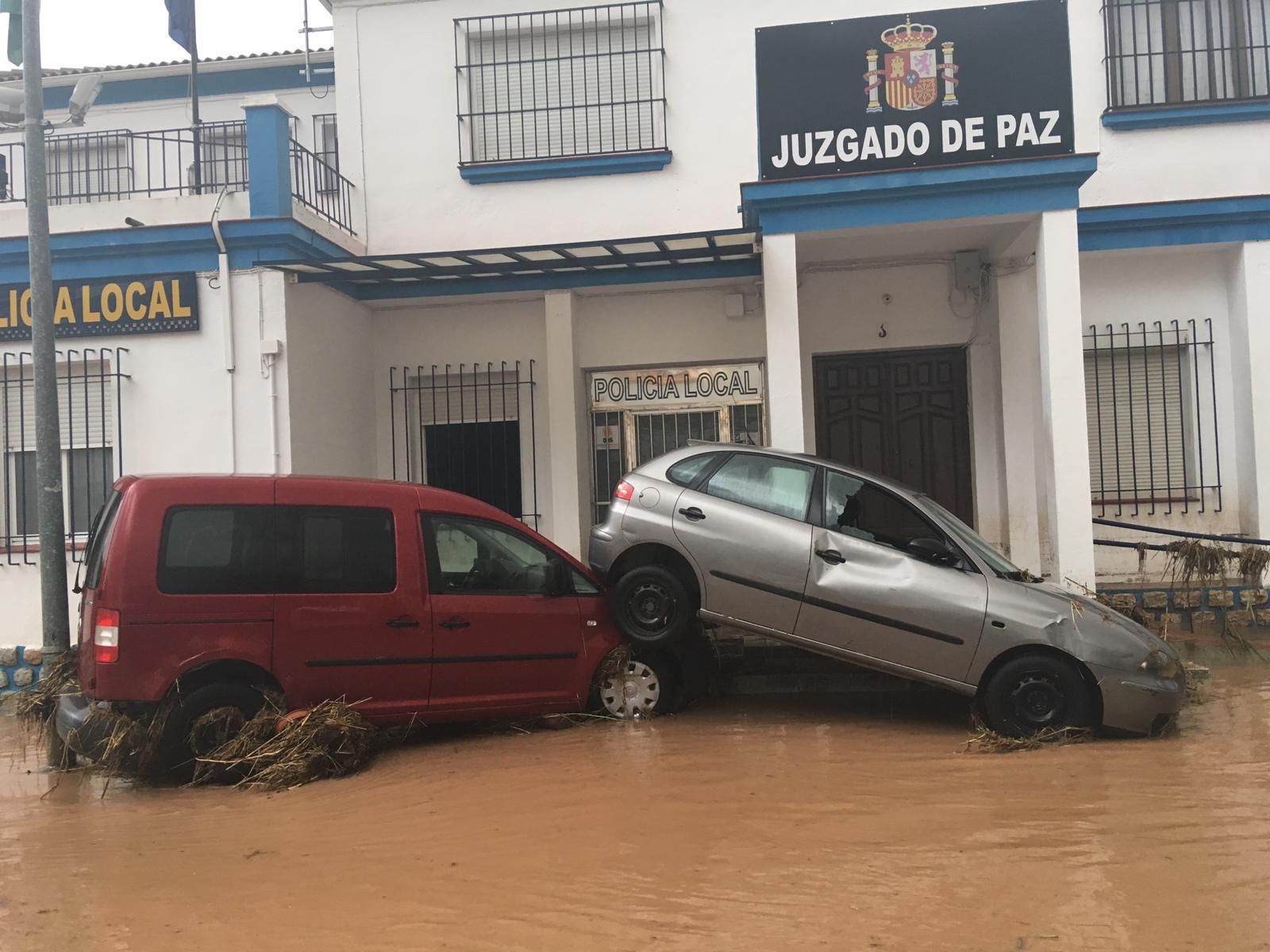 Coches arrastrado por las riadas en Campillos.