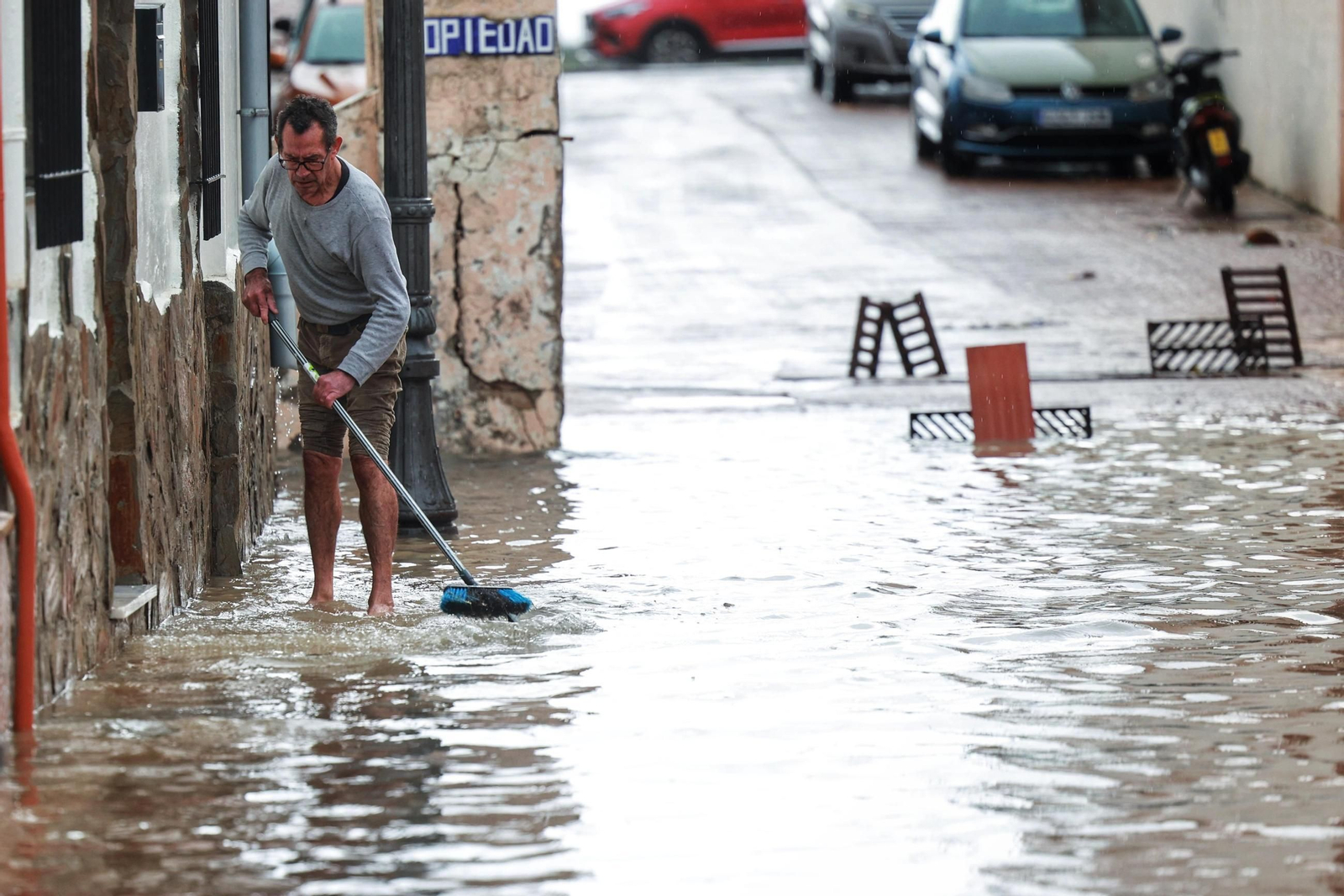 Imágenes de calles inundadas y vecinos achicando agua en San Fernando