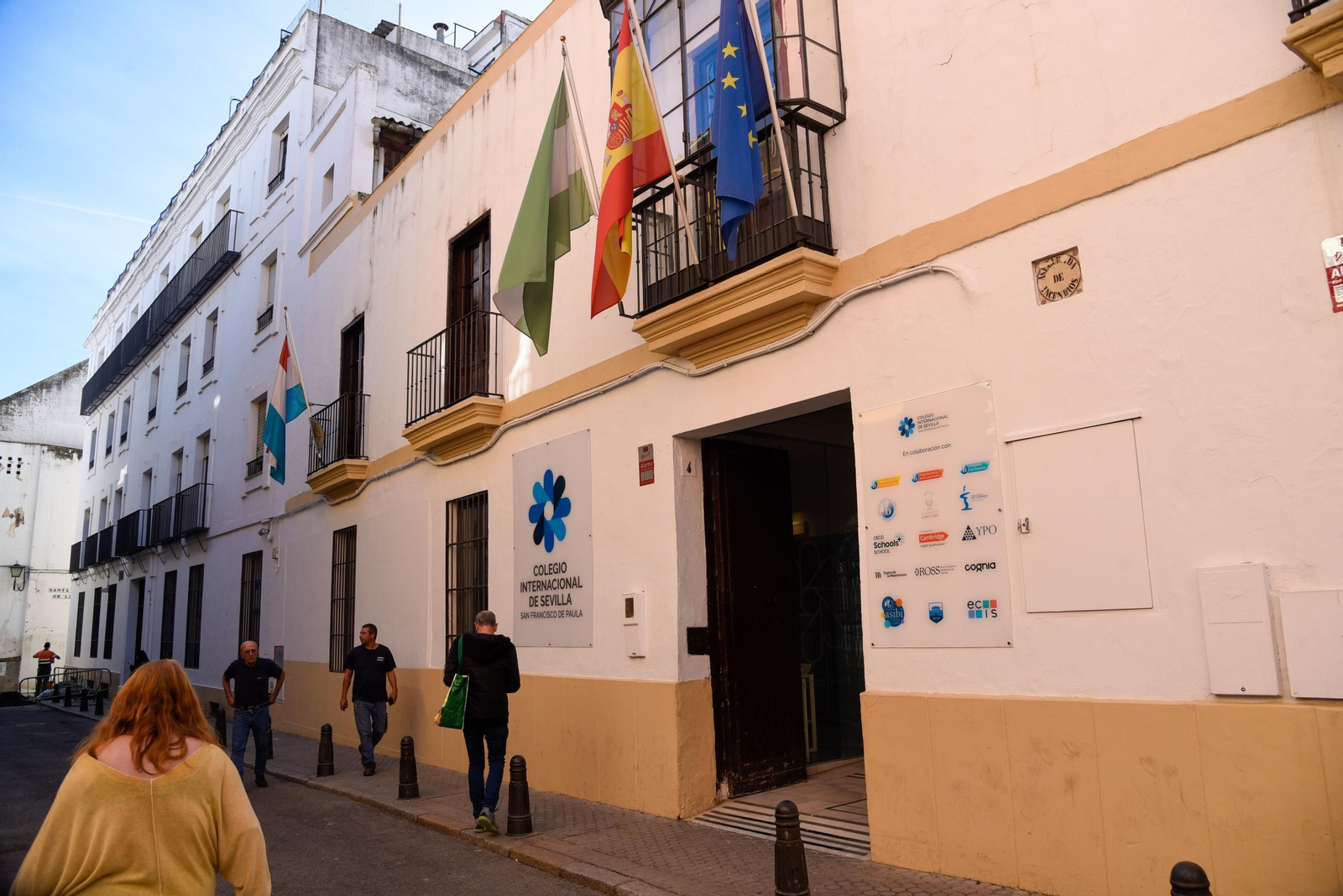 La entrada del colegio por la calle Alcázares.