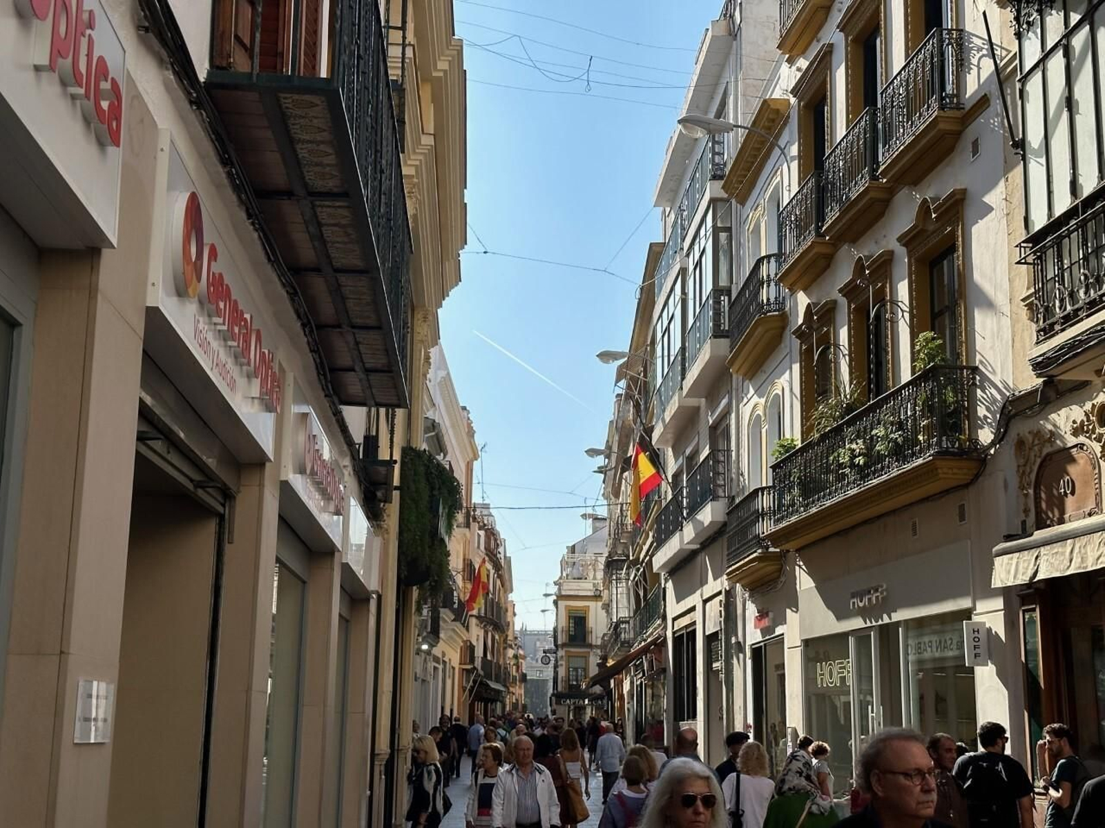 La calle Sierpes con sus farolas de carretera.