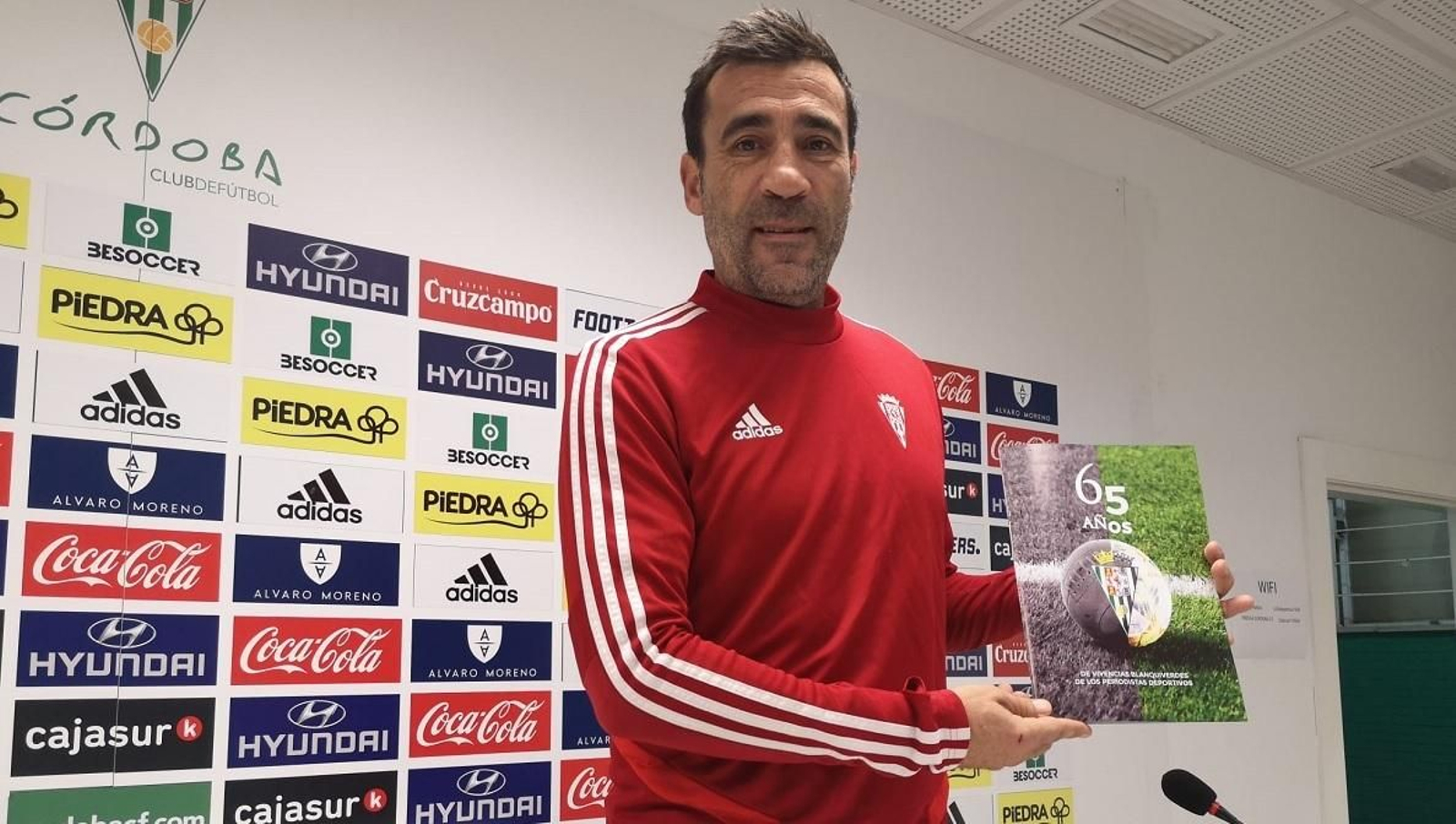 Agné, antes de su rueda de prensa, con la revista Vivencias Blanquiverdes que sale a la venta este sábado y domingo.