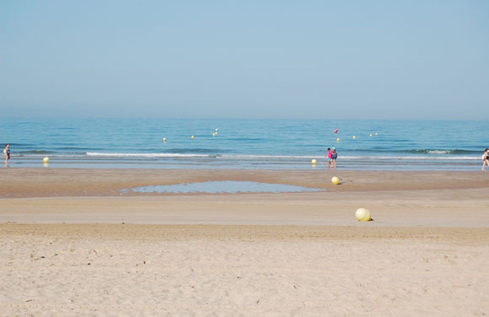 La Mancomunidad comienza a instalar el balizamiento en 22 playas de la provincia