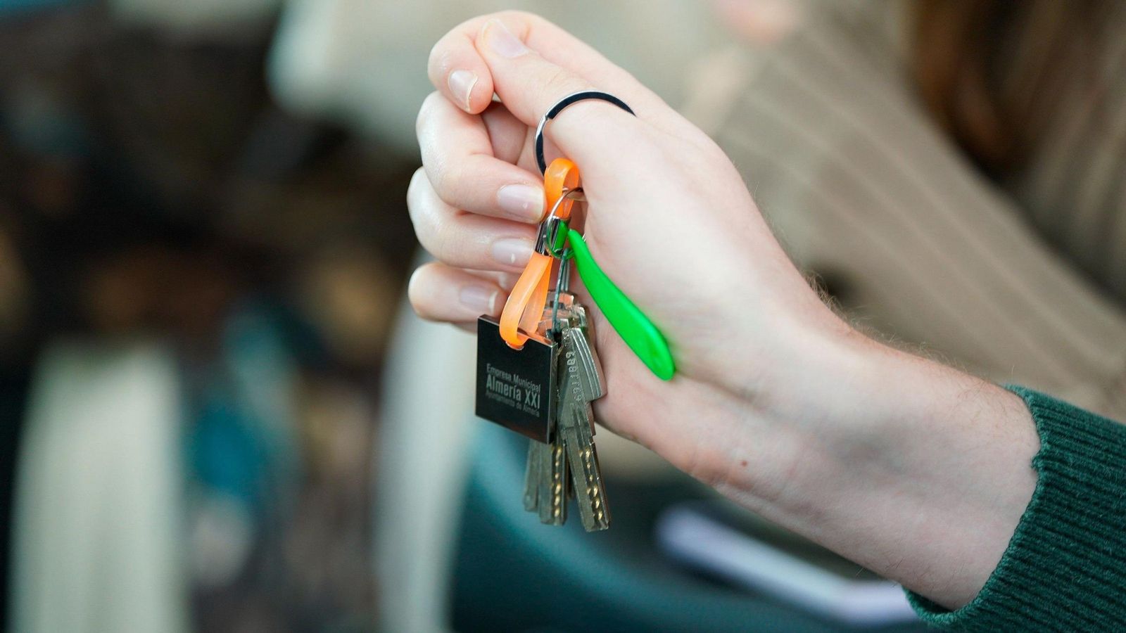 Una persona sostiene las llaves de una vivienda | Imagen de archivo