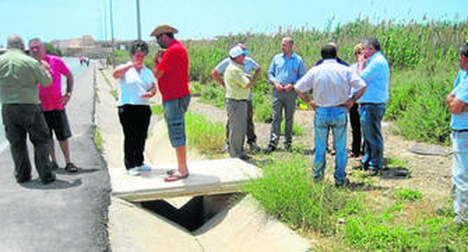 El concejal de Agricultura, Manuel Gómez, en una reunión con agricultores de Las Norias el pasado mes de junio.