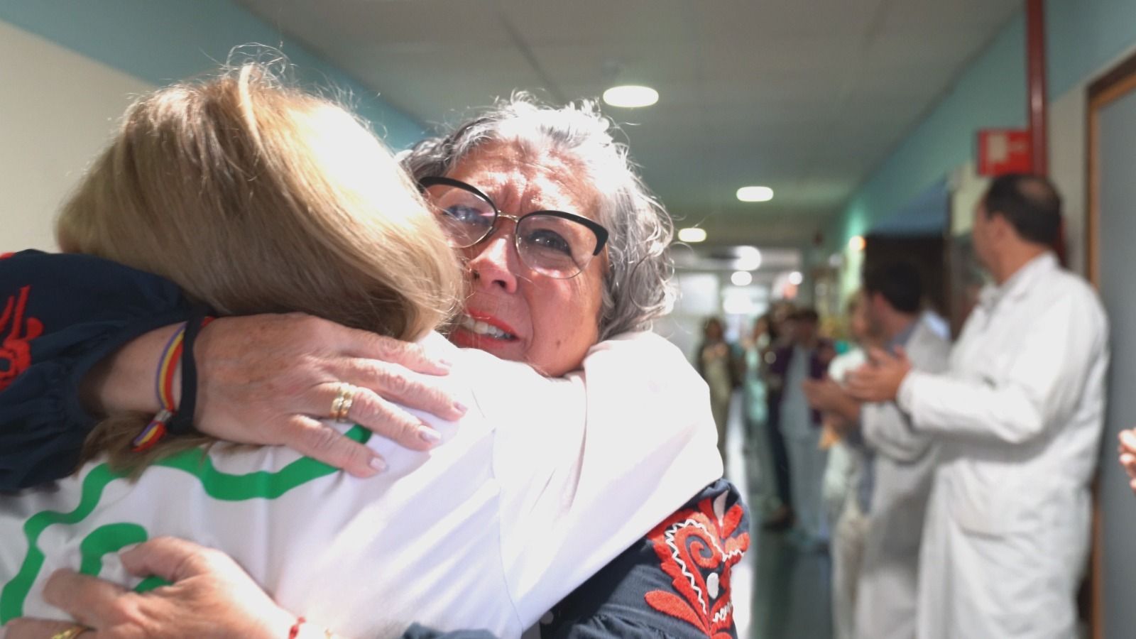 Una compañera abraza a Antonia Gómez en su despedida del Hospital.