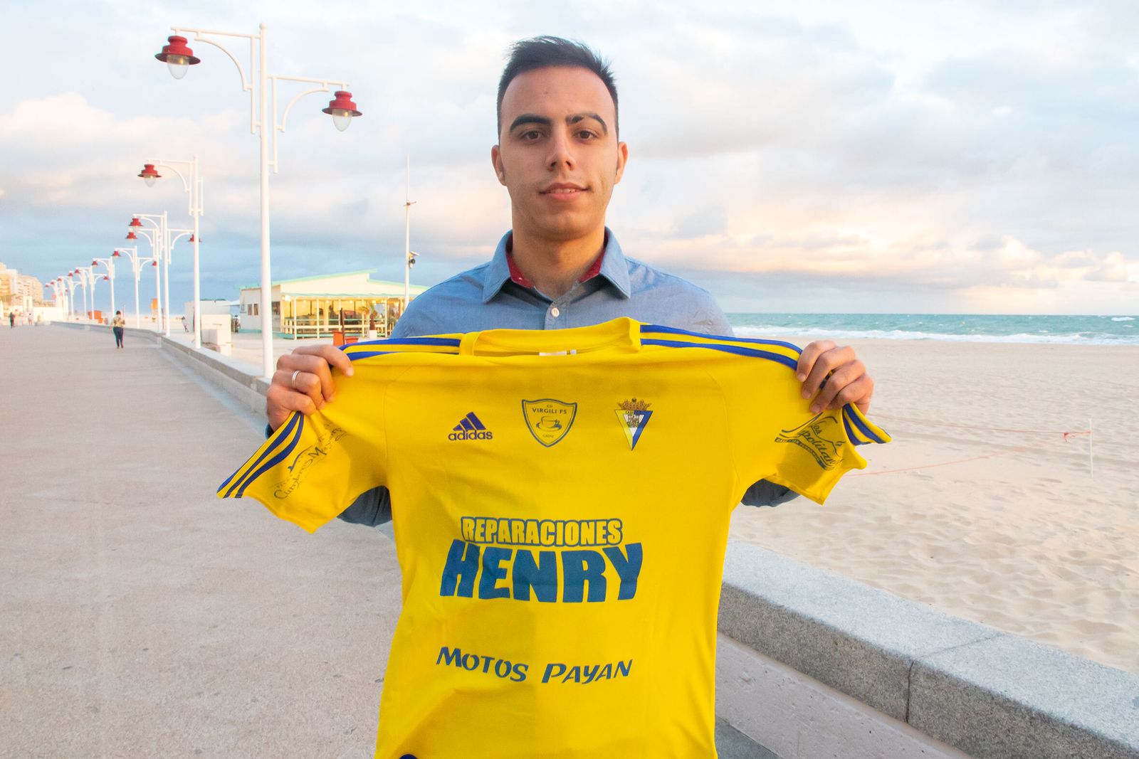 Pepe Narváez posa con una camiseta de su nuevo equipo.